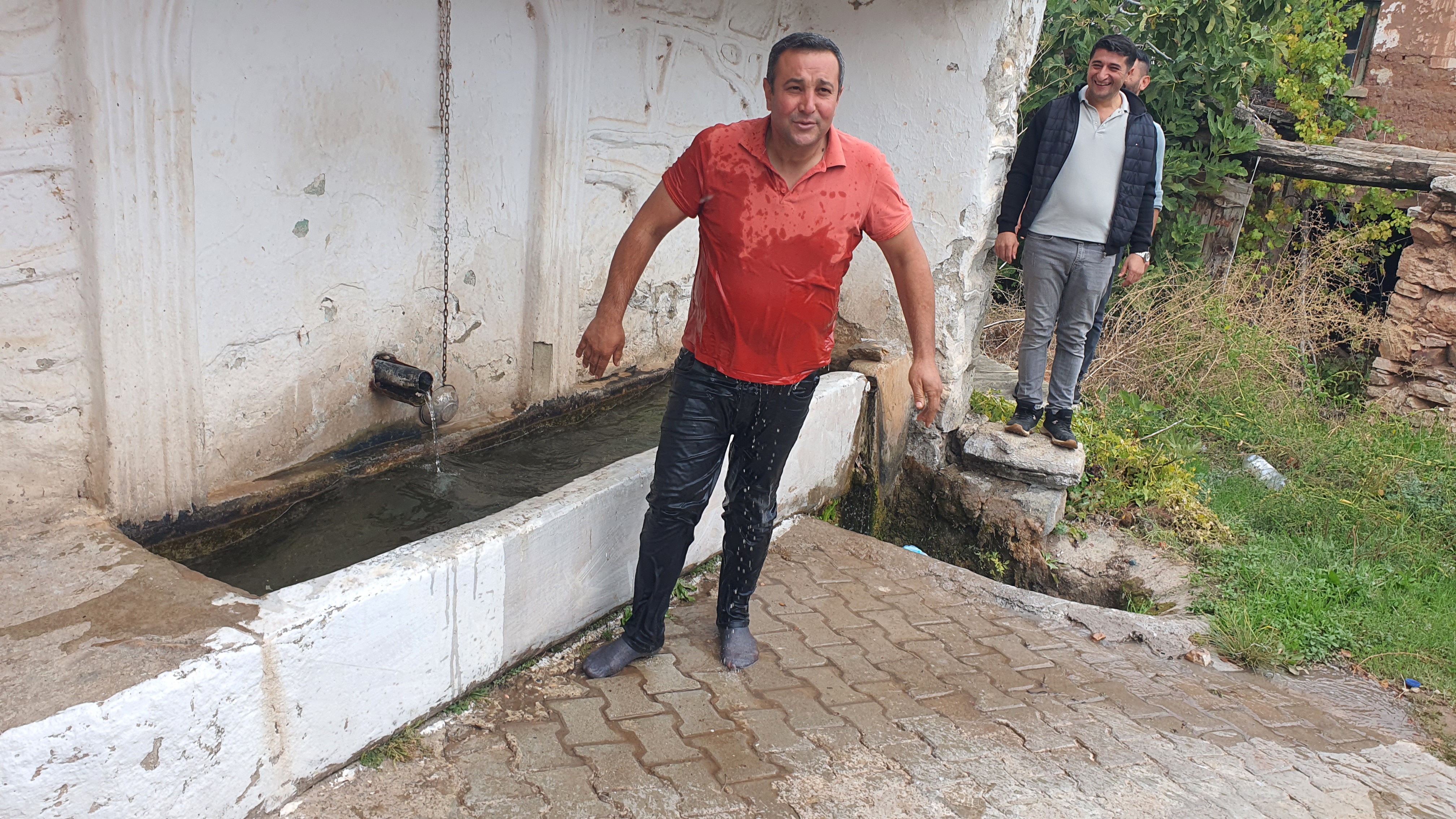 Burada Düğüne Geç Katılanlar Yalağa Atılıyor (8)