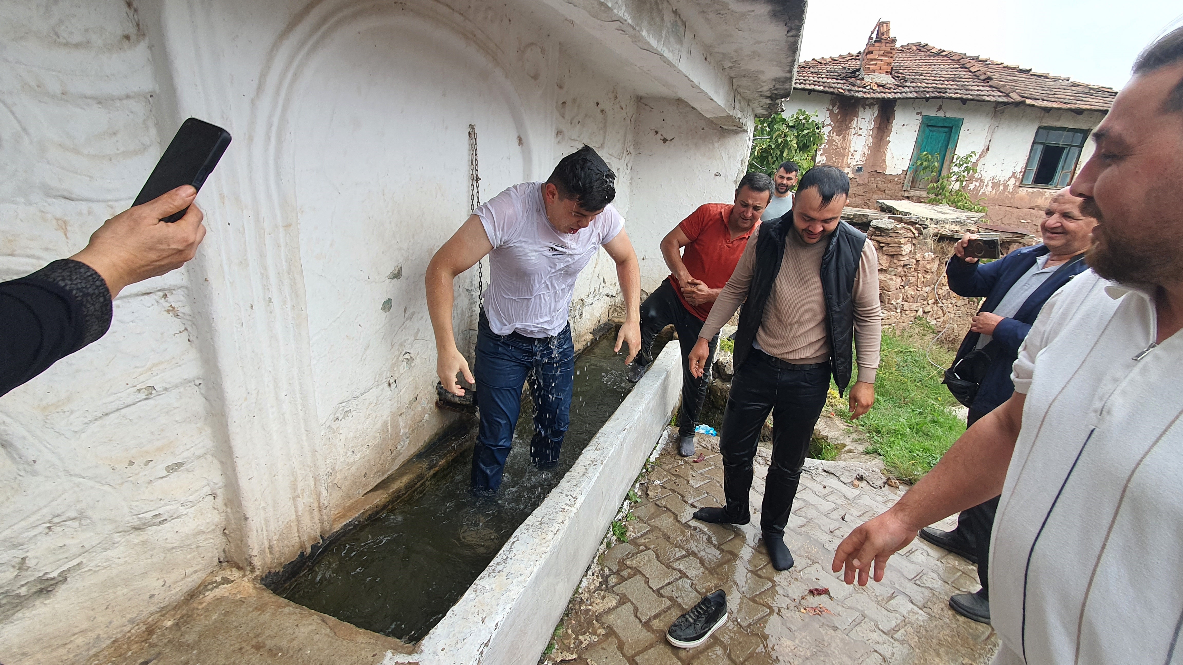 Burada Düğüne Geç Katılanlar Yalağa Atılıyor (9)