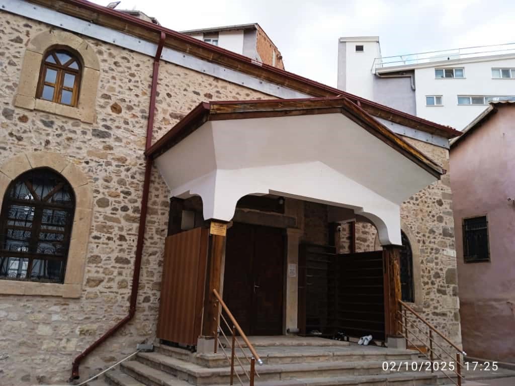 Cami Tuvaletlerine Ve Kabirlere Zarar Verdiler (3)