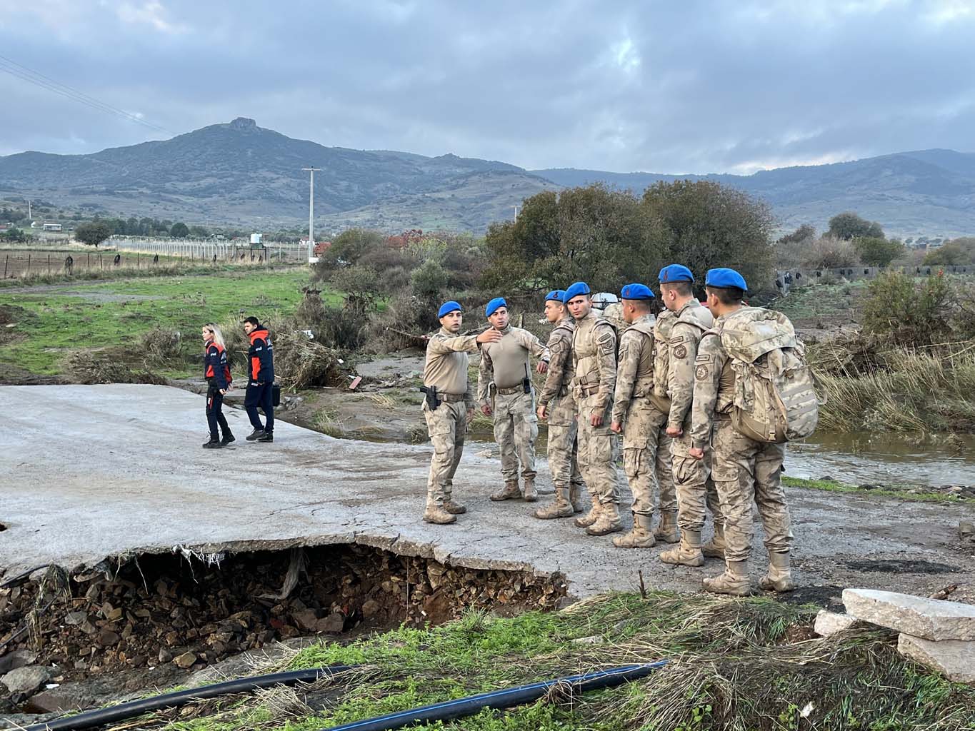 Ekipler Selde Kaybolan Vatandaşı Arıyor (5)