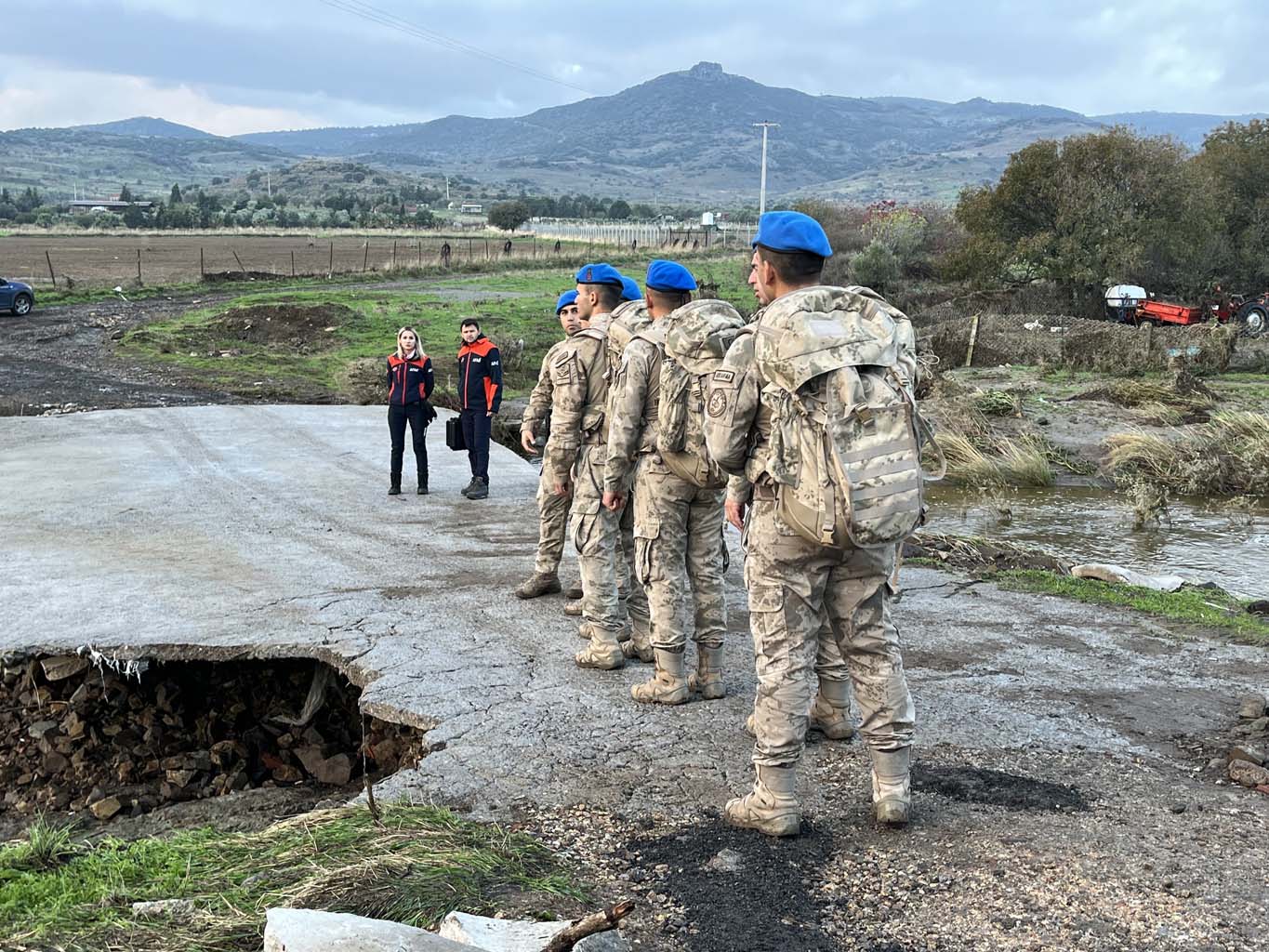 Ekipler Selde Kaybolan Vatandaşı Arıyor (6)