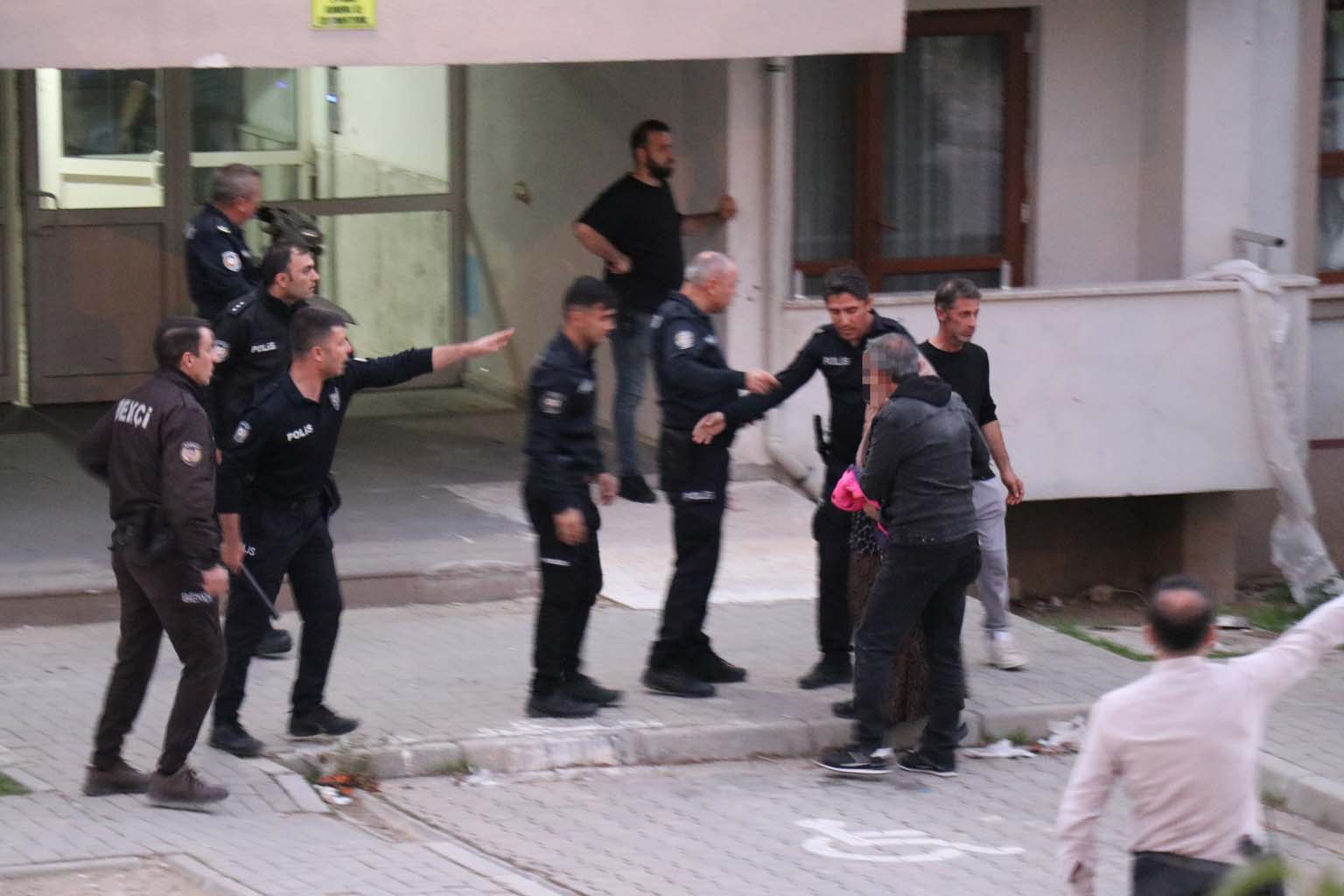 Eşi Ve Kızını Yaralayıp Rehin Aldı (6)