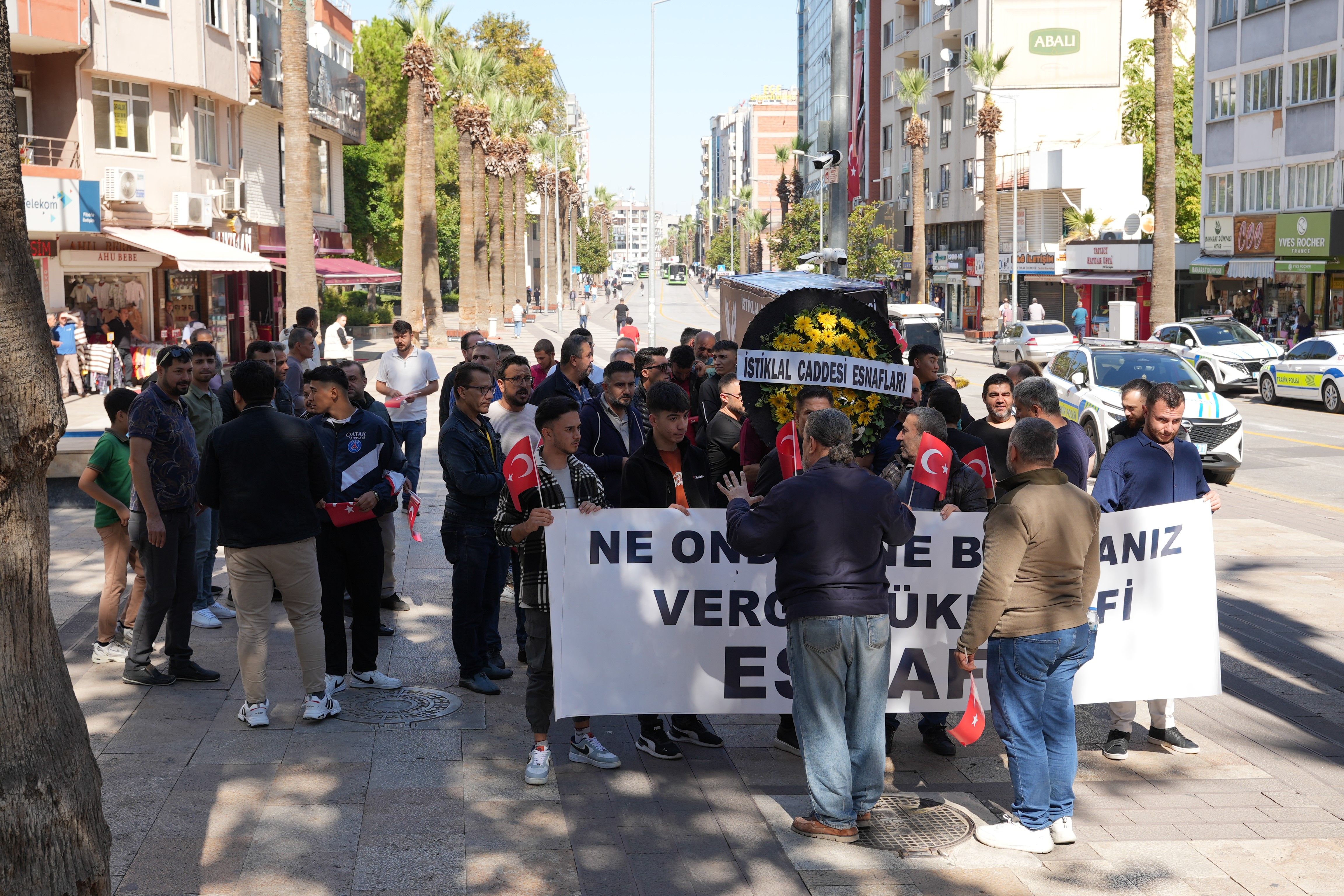 Esnaf Kendi Cenazesini Kaldırdı (2)