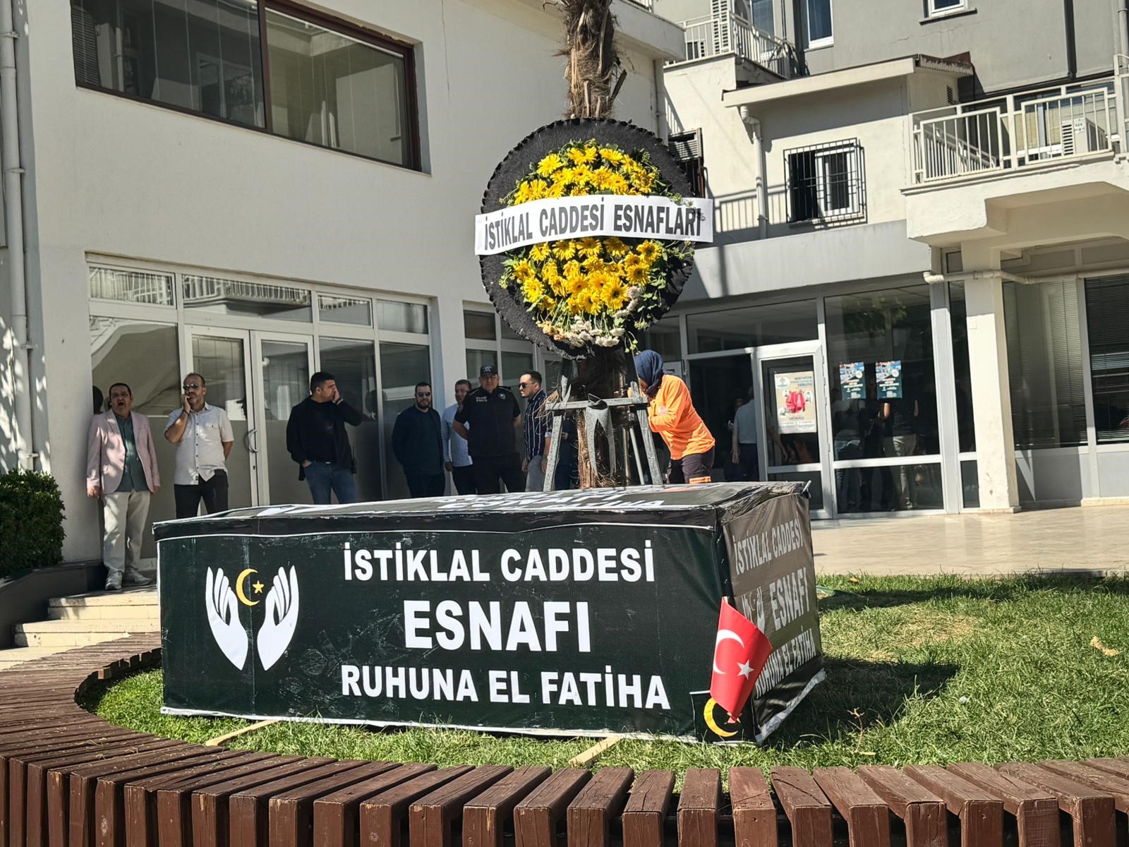 Esnaf Kendi Cenazesini Kaldırdı (9)
