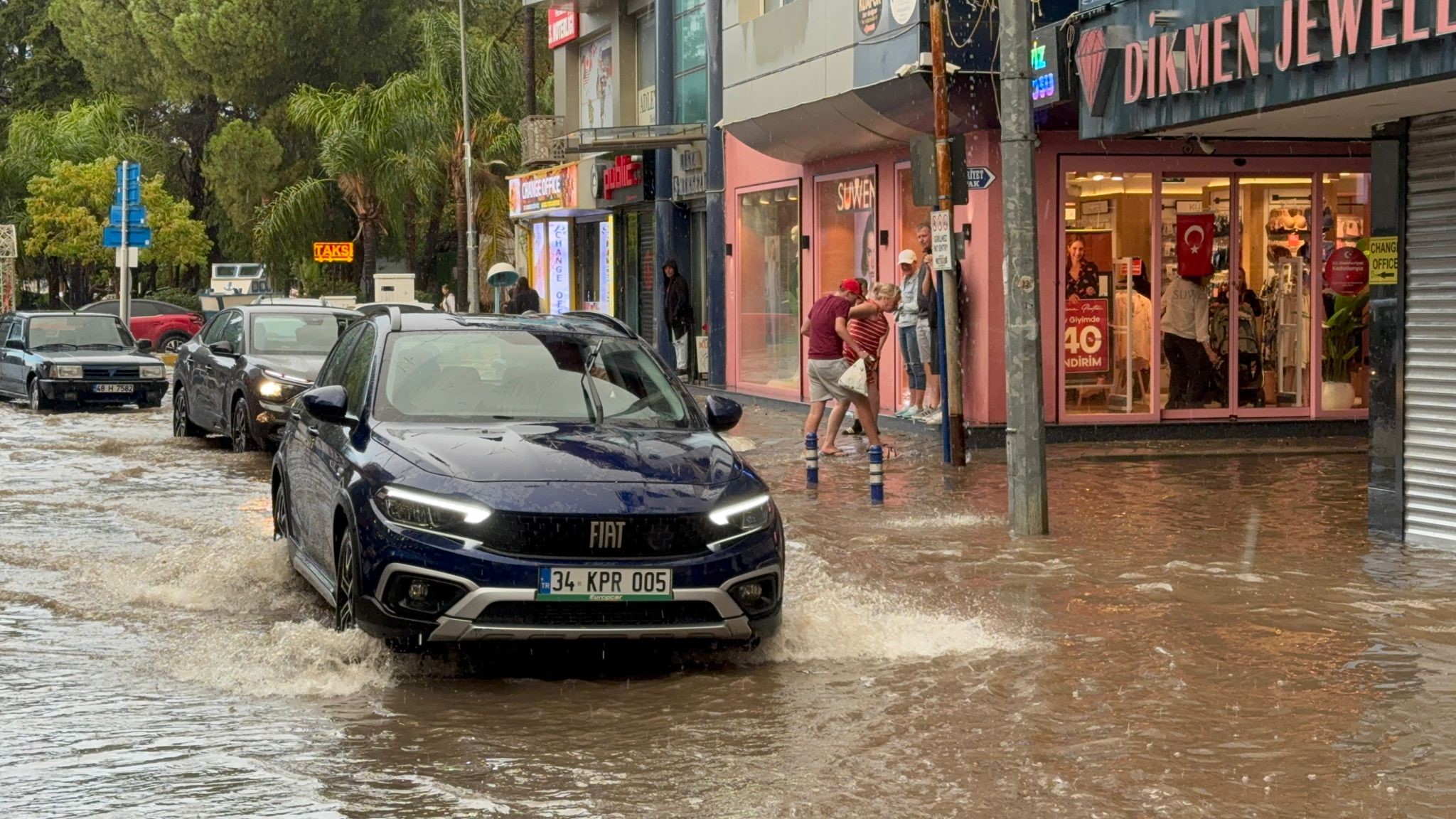 Ev Ve Iş Yerleri Sular Altında Kaldı (6)