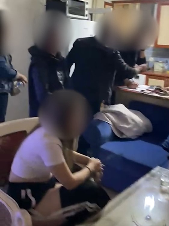 Evde Kadın Erkek Basıldılar (4)