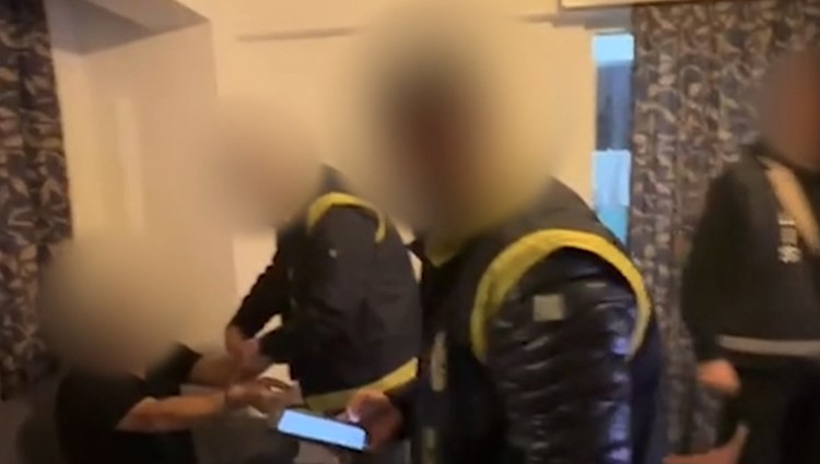 Evde Kadın Erkek Basıldılar (5)