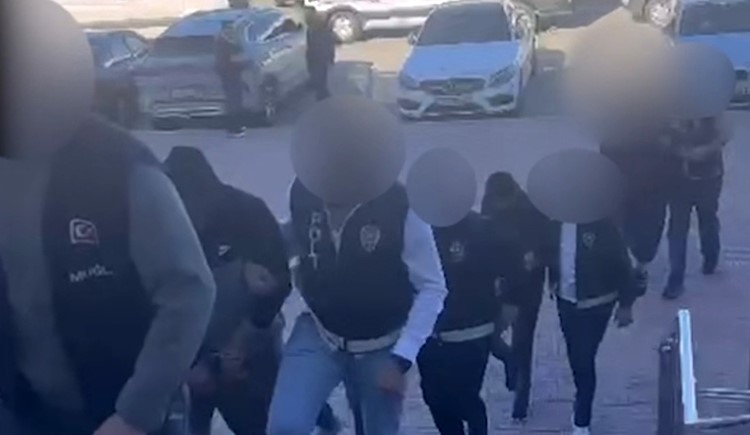 Evde Kadın Erkek Basıldılar (6)