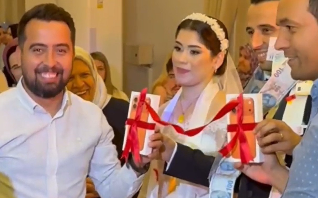 Gelin Ve Damada Sürpriz Düğün Hediyesi (2)