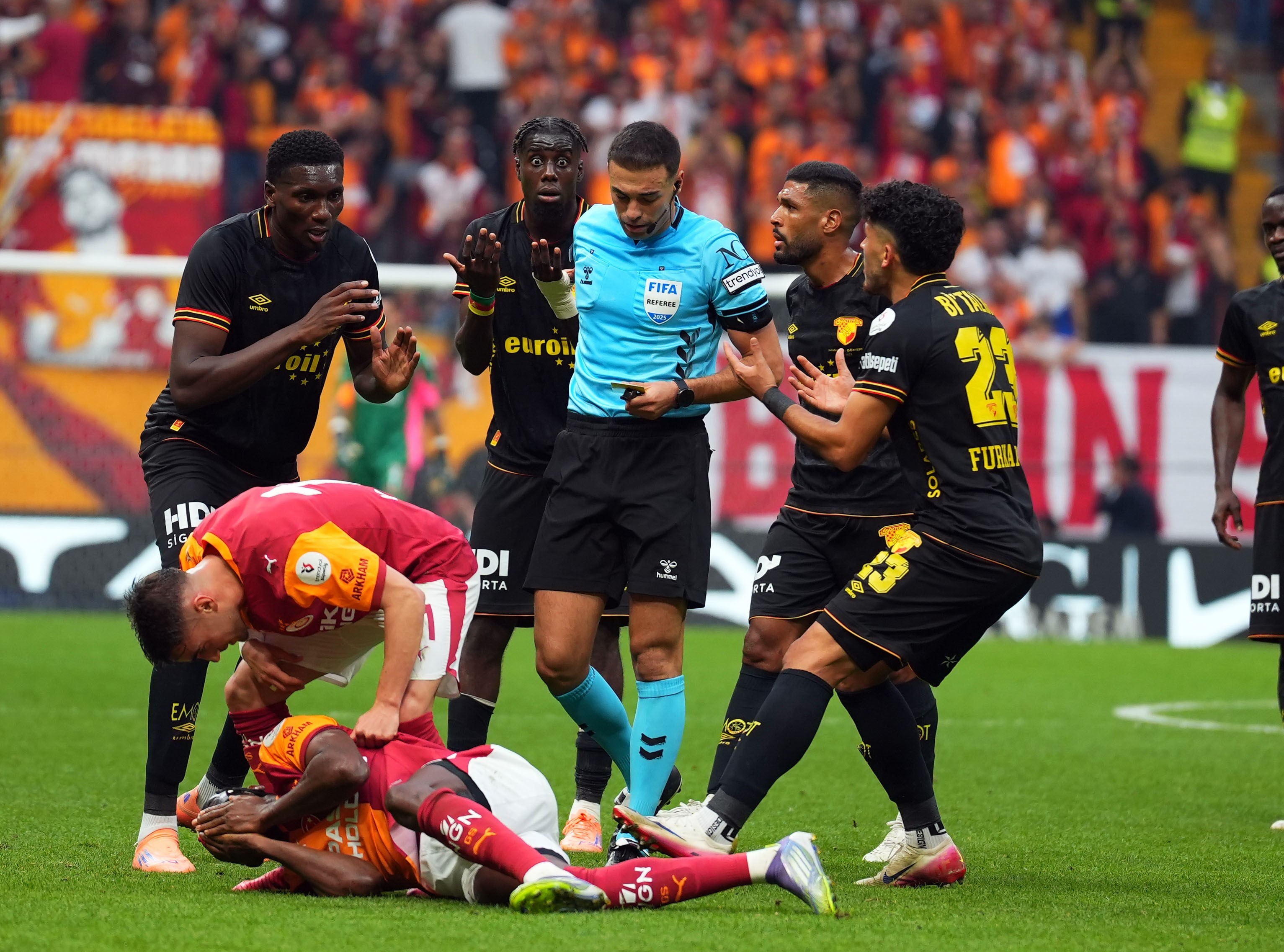 Göztepe'de Hakeme Tepkiler Sürüyor (4)