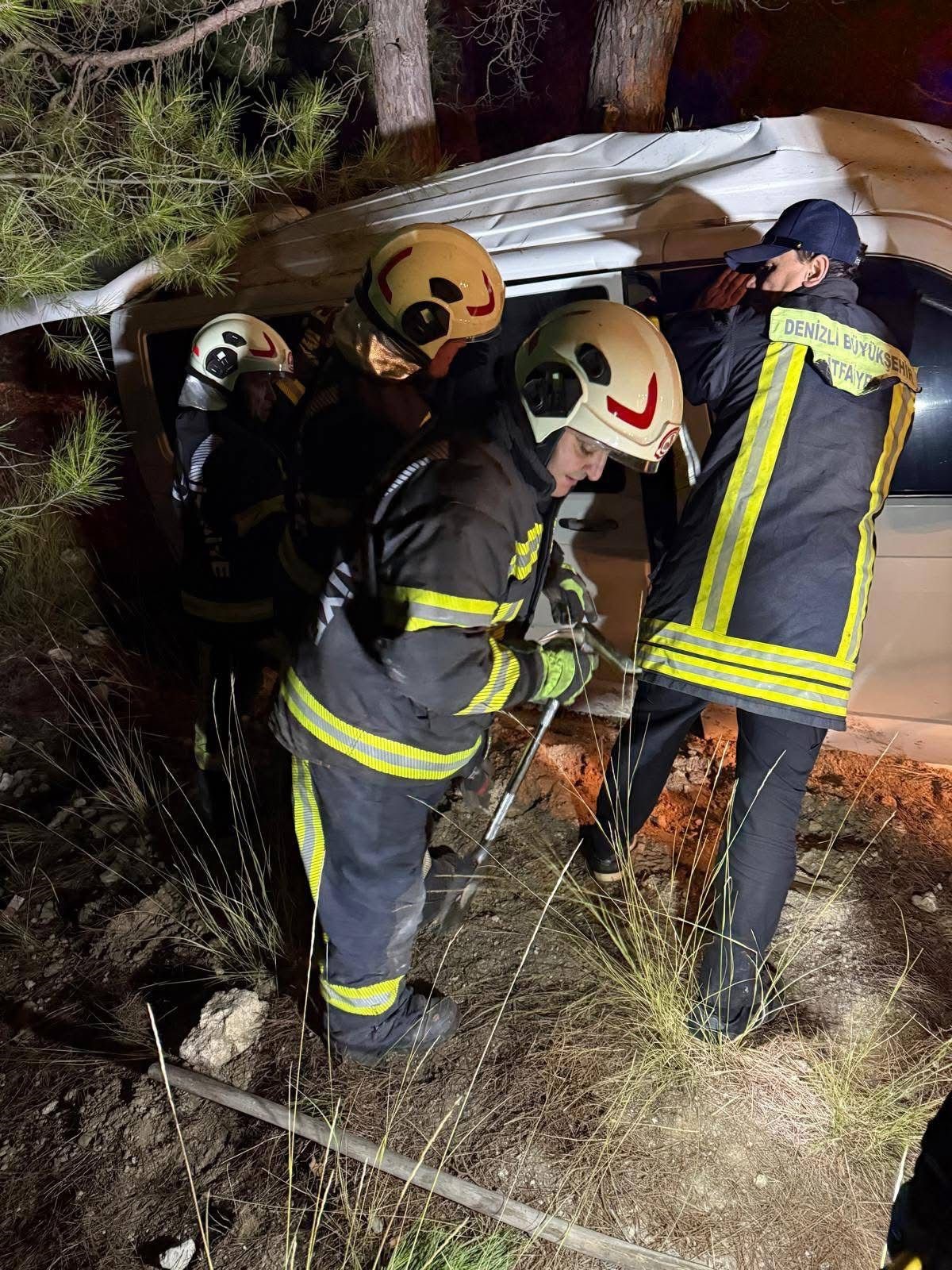 İki Genç Hurdaya Dönen Otomobilde Can Verdi (2)