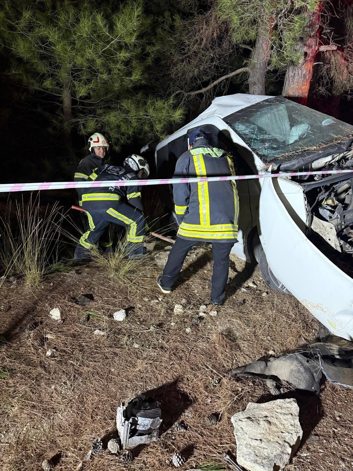 İki Genç Hurdaya Dönen Otomobilde Can Verdi (4)