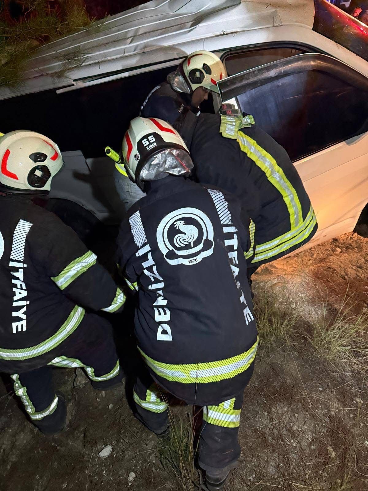 İki Genç Hurdaya Dönen Otomobilde Can Verdi (7)