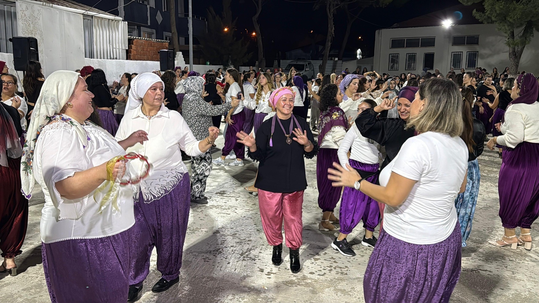 Kadınlardan Renkli Şalvar Gecesi (2)