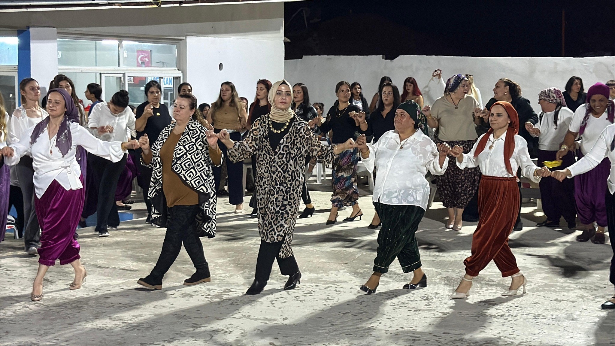 Kadınlardan Renkli Şalvar Gecesi (3)