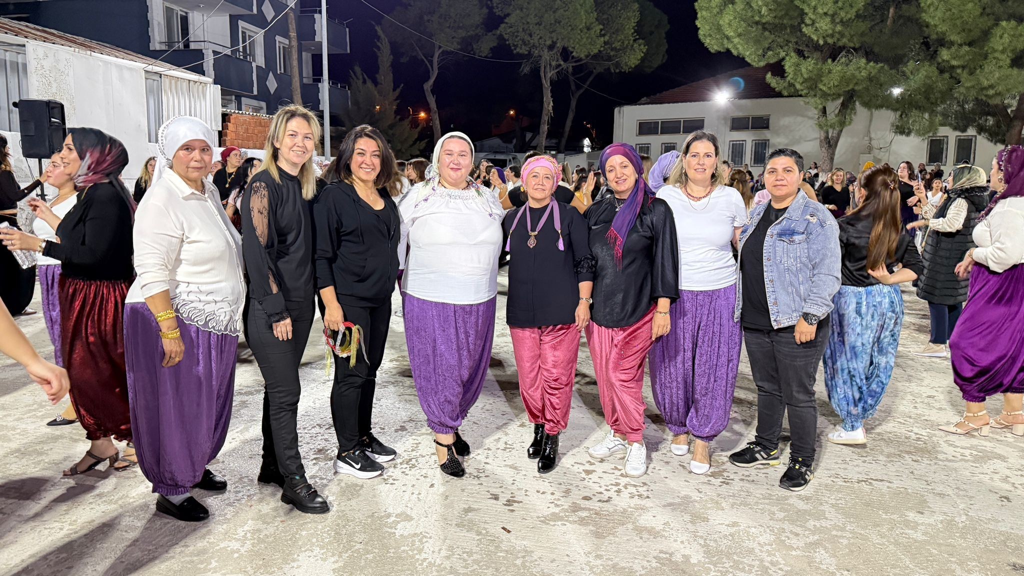 Kadınlardan Renkli Şalvar Gecesi (4)