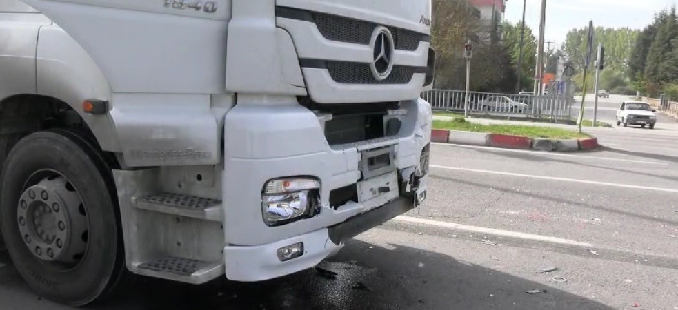 Kamyon Ile Otomobil Çarpıştı (3)