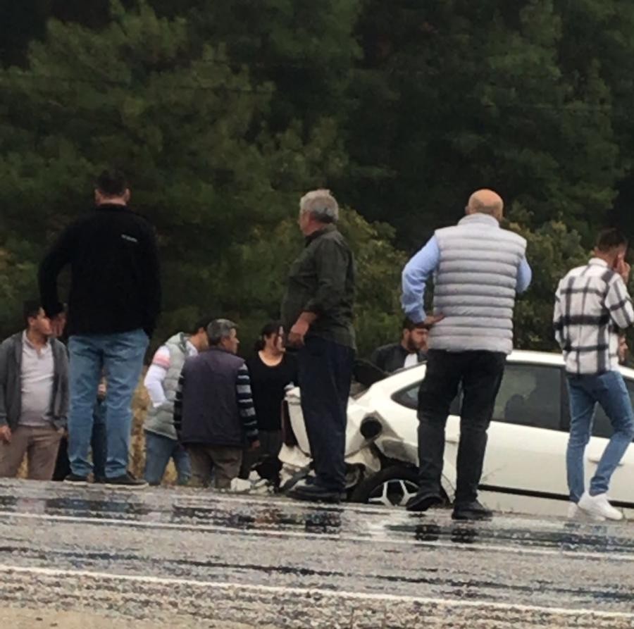 Kamyonet Ile Otomobilin Çarpıştığı Kazada 5 Kişi Yaralandı (2)