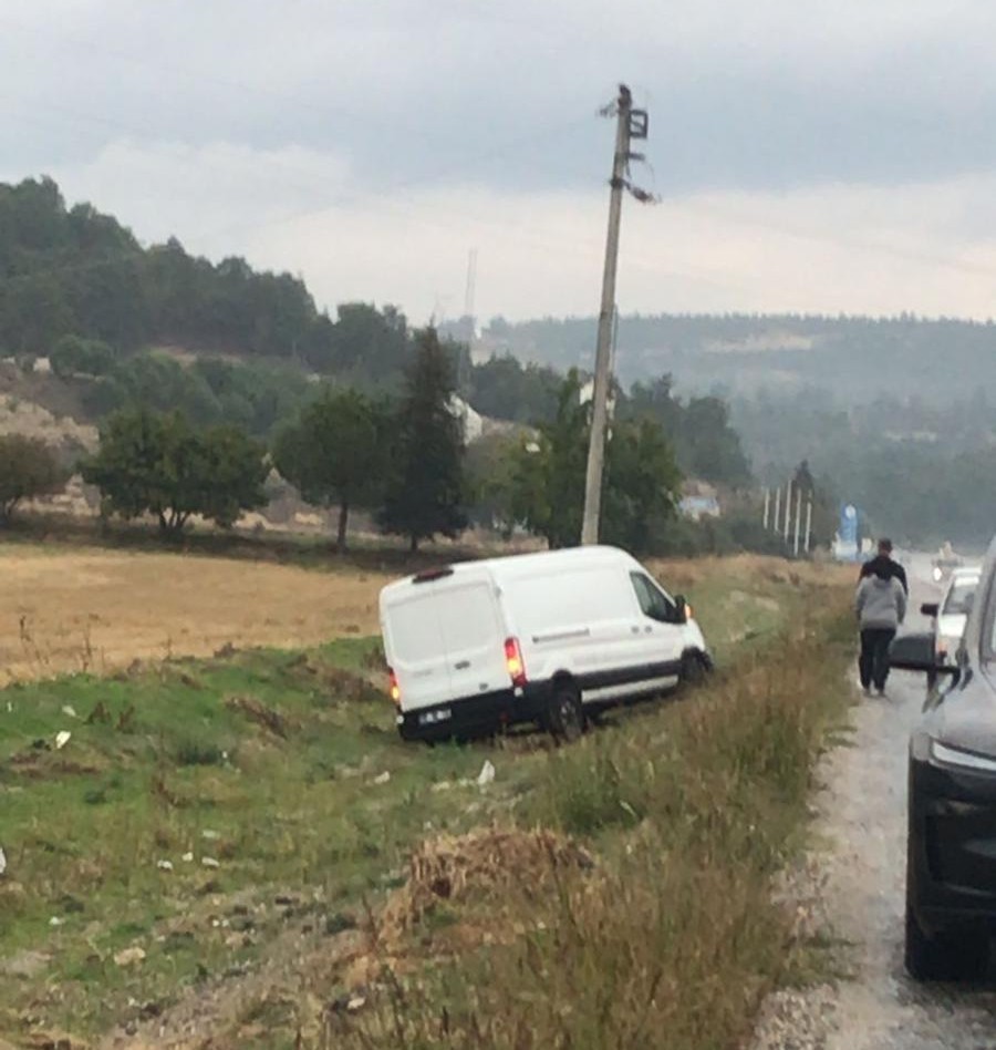 Kamyonet Ile Otomobilin Çarpıştığı Kazada 5 Kişi Yaralandı (3)