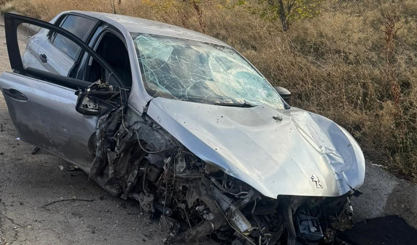 Kontrolden Çıkan Otomobil Refüje Çarptı (1)