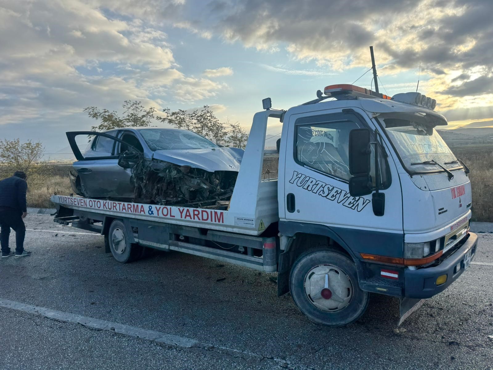 Kontrolden Çıkan Otomobil Refüje Çarptı (2)