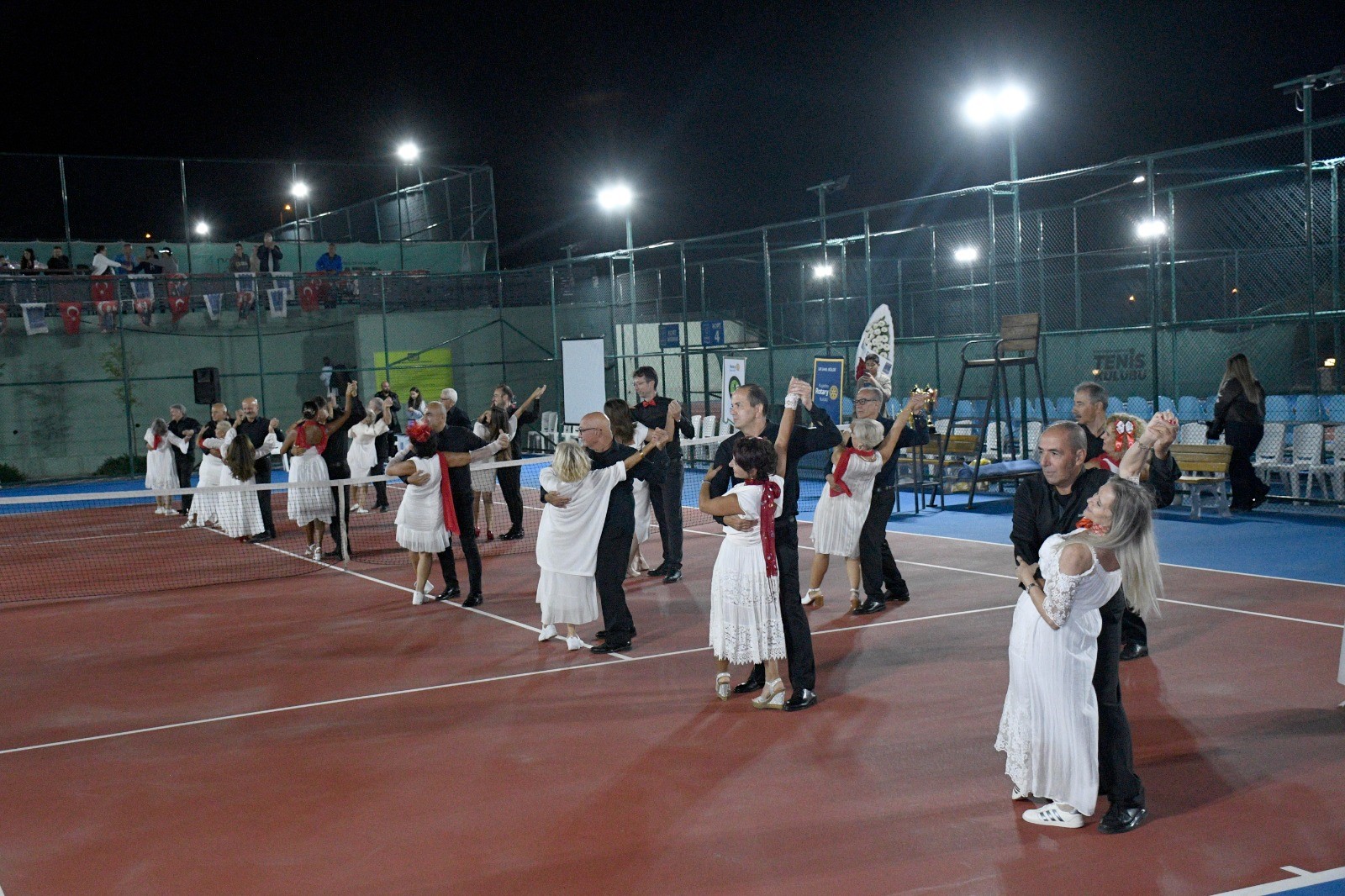 Kuşadası'nda Cumhuriyet Coşkusu Kortlara Taşındı (4)