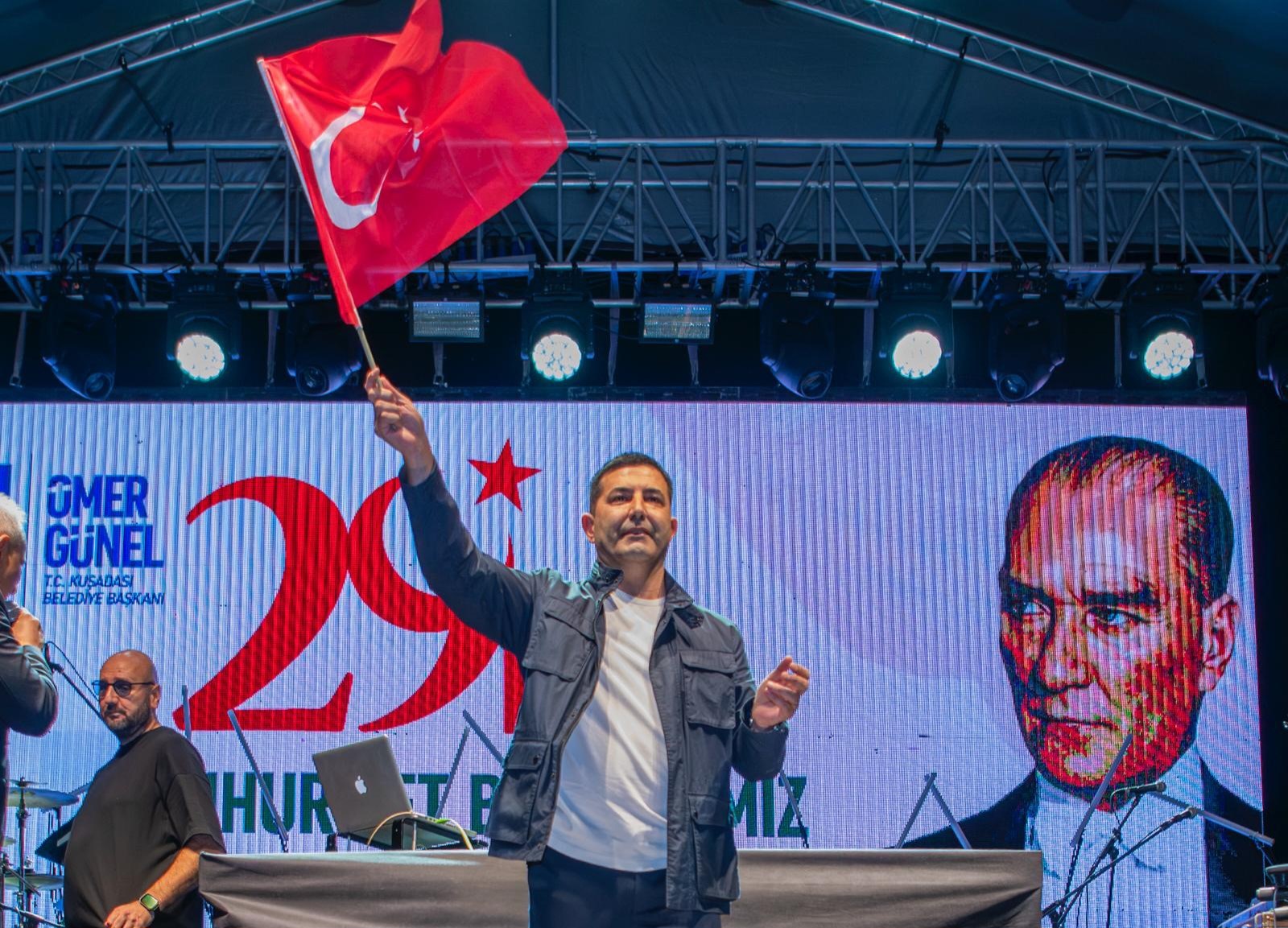 Kuşadası'nda Cumhuriyet Coşkusu Sokaklara Taştı (4)