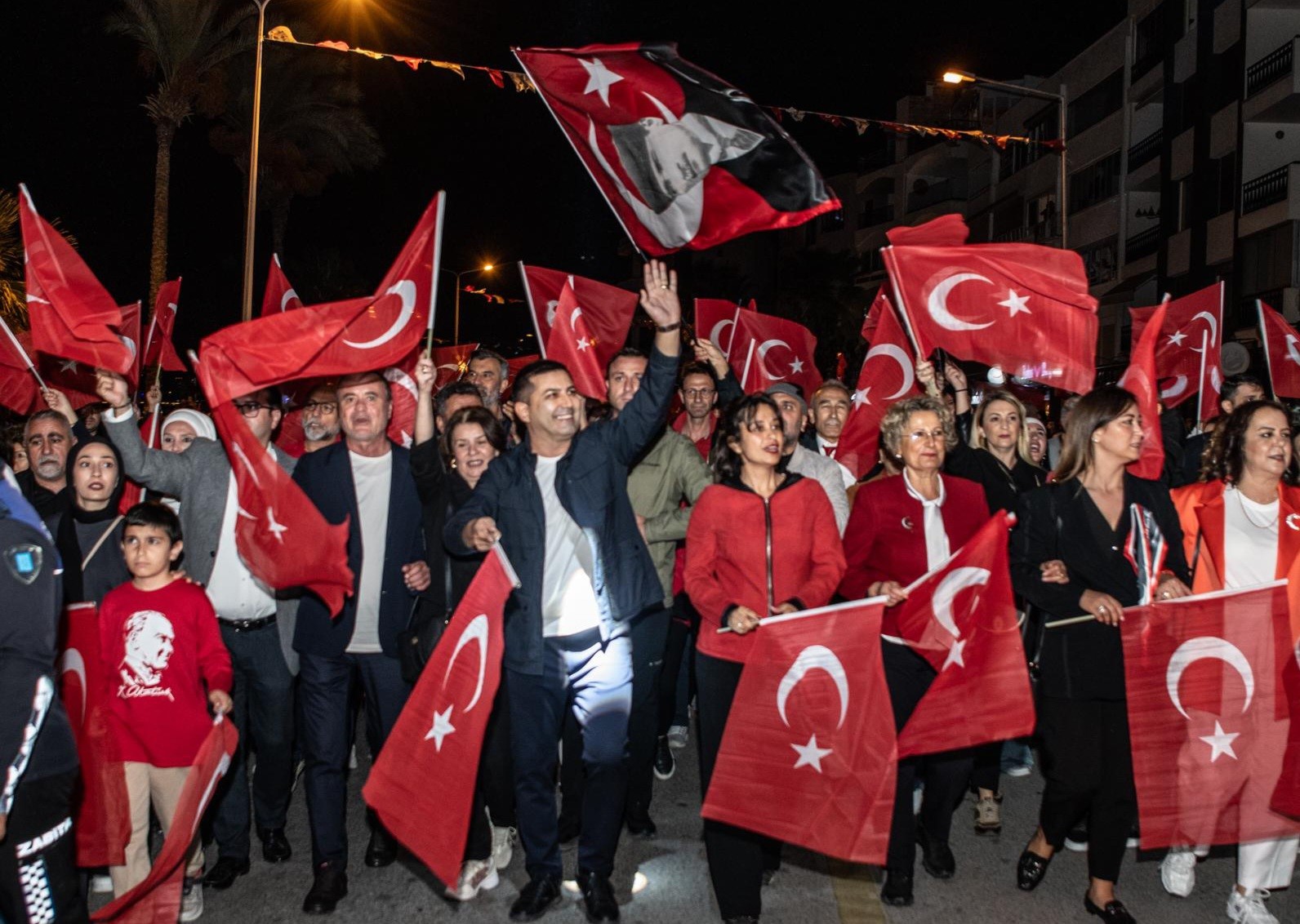 Kuşadası'nda Cumhuriyet Coşkusu Sokaklara Taştı (7)