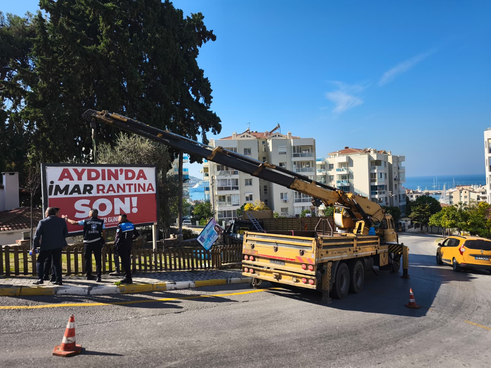 Kuşadası’nda Skandal.. Aydın Büyükşehir Belediyesi, Kuşadası Belediyesi’nin Billboardları Söküyor-1