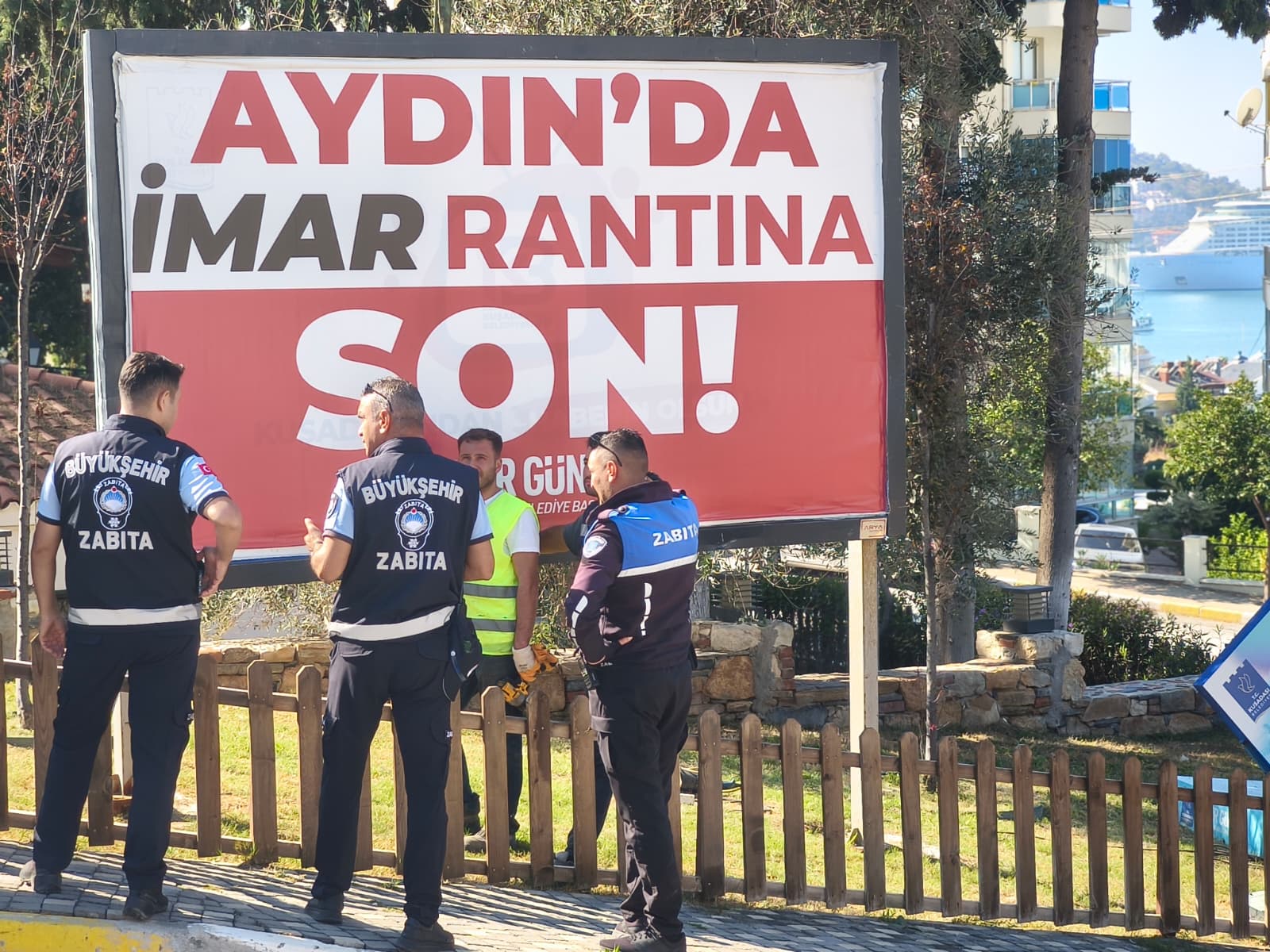 Kuşadası’nda Skandal.. Aydın Büyükşehir Belediyesi, Kuşadası Belediyesi’nin Billboardları Söküyor (3)