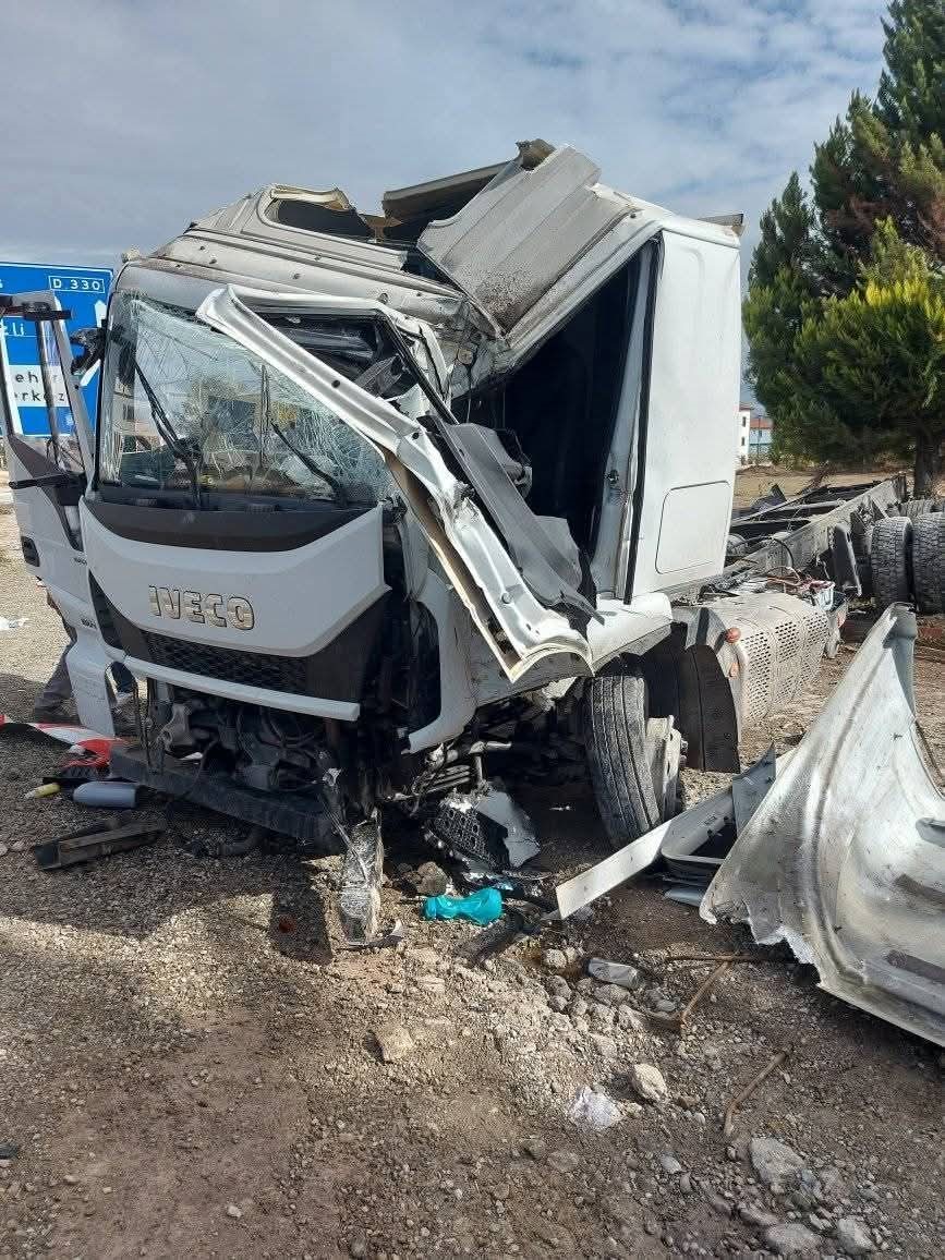 Meyve Yüklü Tır Devrildi (2)