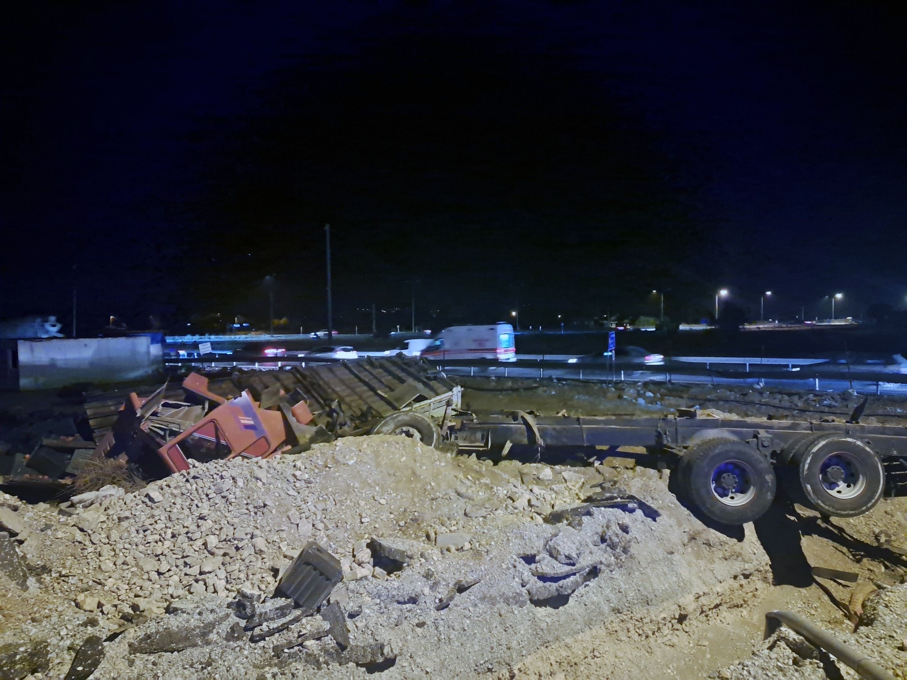 Nar Yüklü Tir Şarampole Yuvarlandı (3)