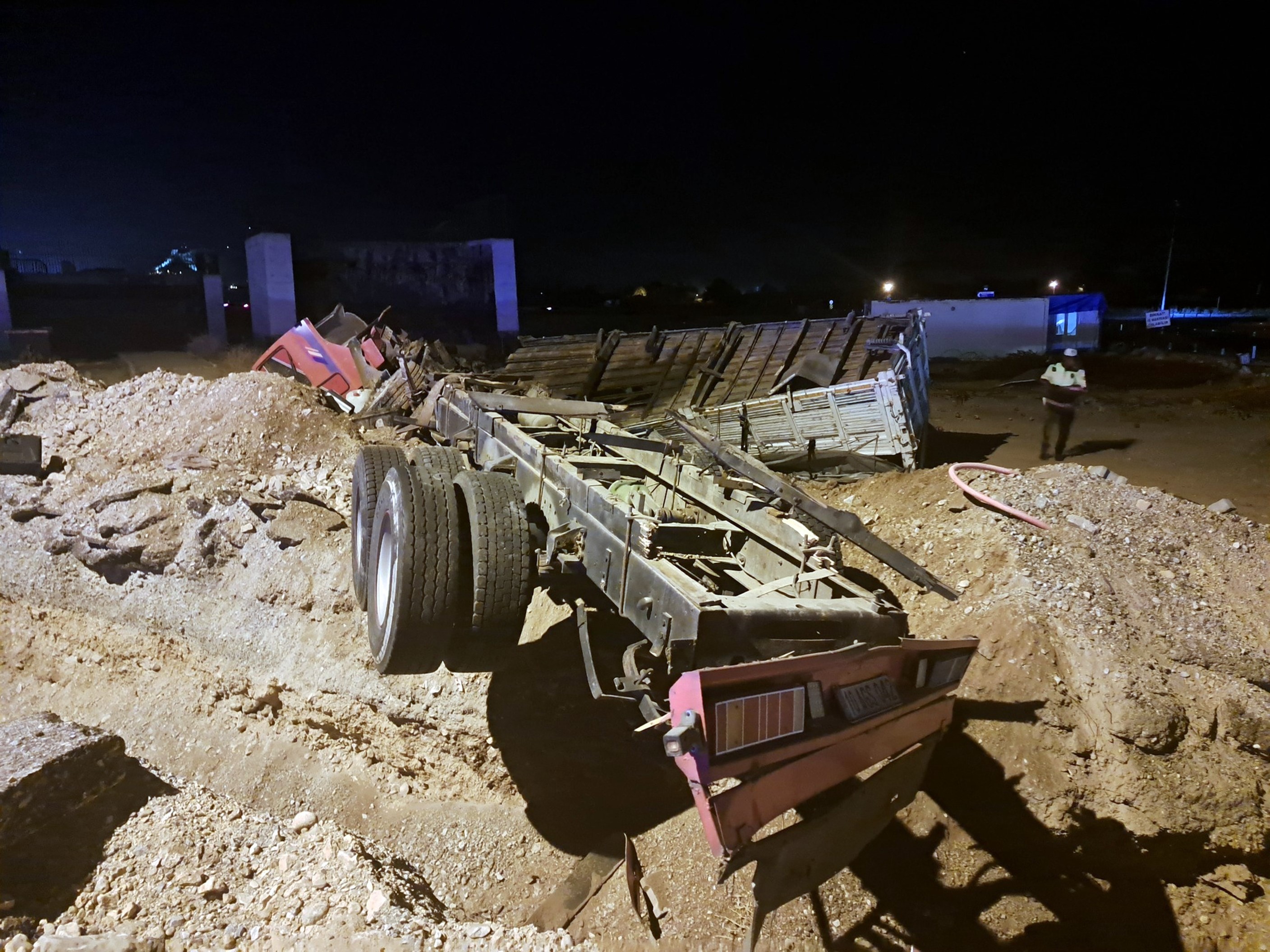 Nar Yüklü Tir Şarampole Yuvarlandı (4)