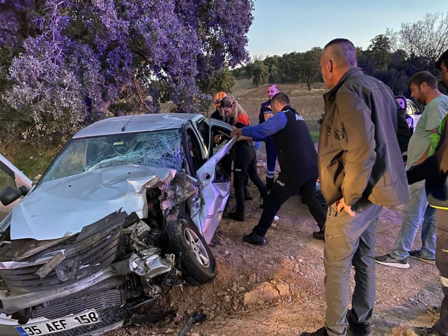 Otomobil Ile Traktör Çarpıştı