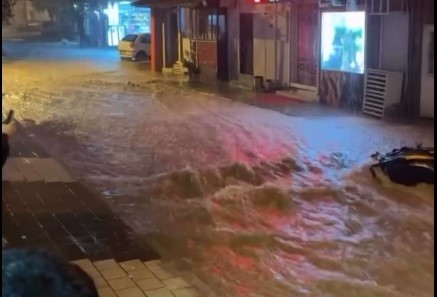 Sağanak Vurdu, Sokaklar Göle Döndü (3)