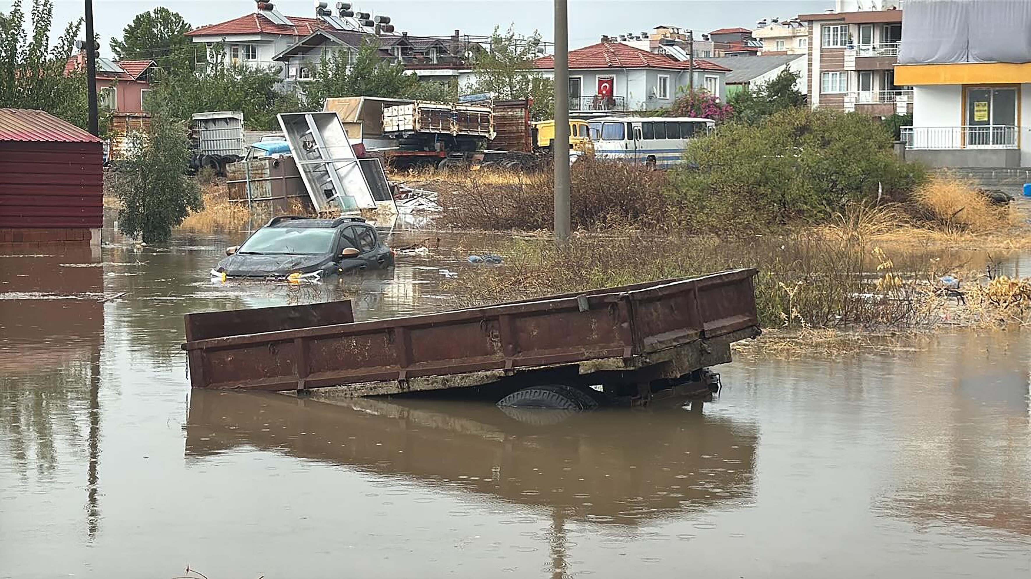 Sağanak Yağış Hayatı Felç Etti, Araçlar Sular Altında Kaldı (2)