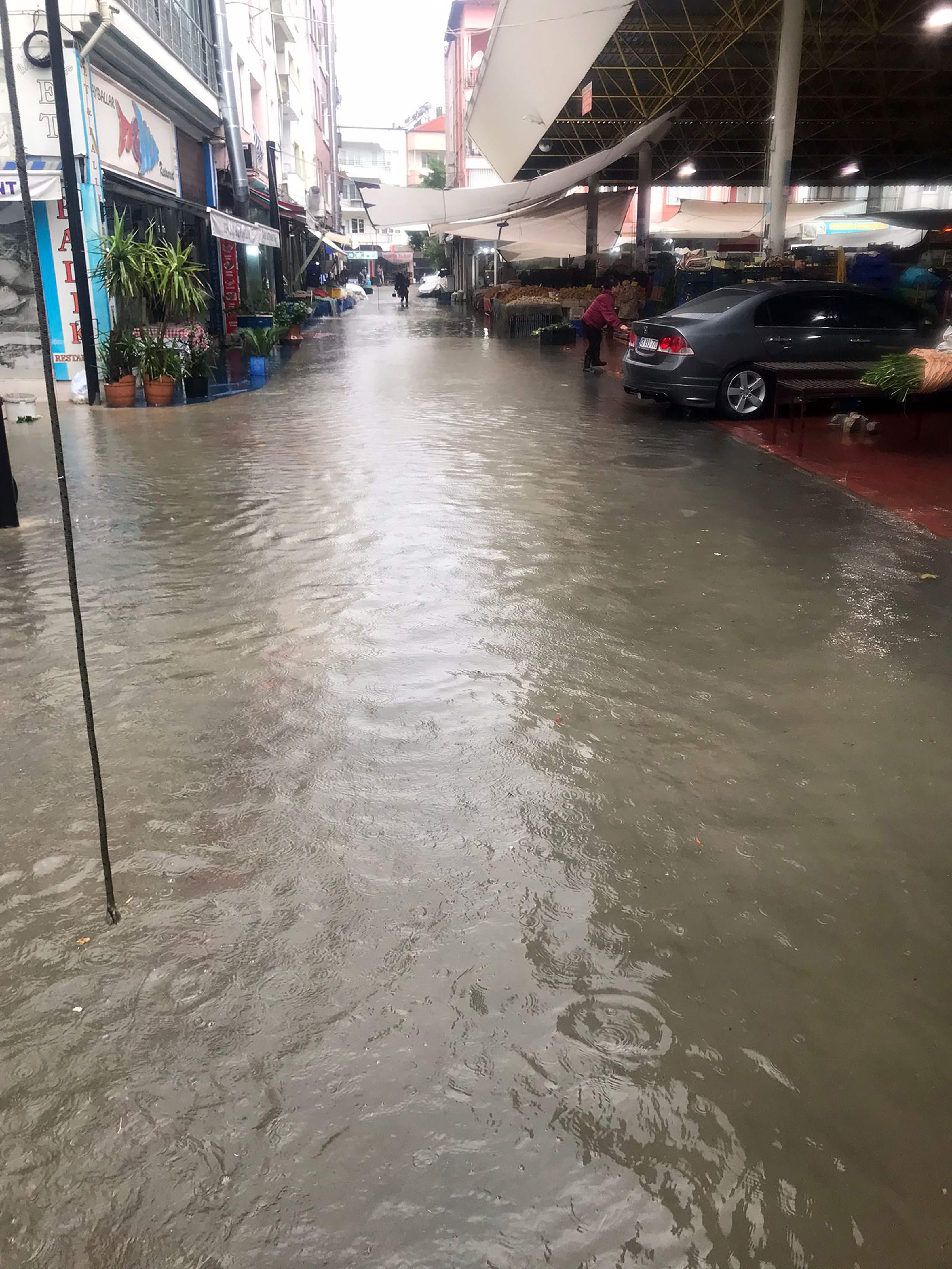 Sağanak Yağış Hayatı Felç Etti, Araçlar Sular Altında Kaldı (4)