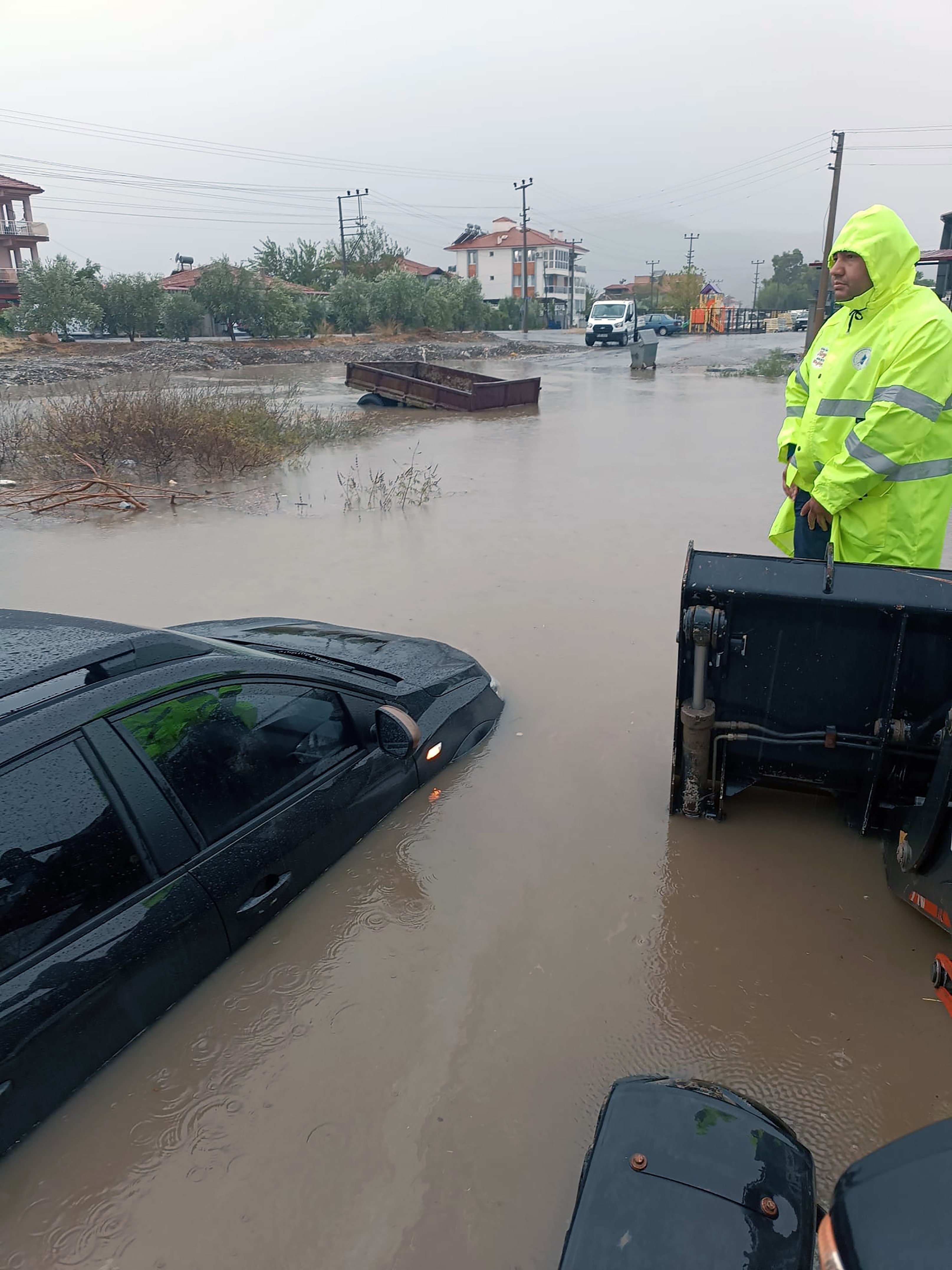 Sağanak Yağış Hayatı Felç Etti, Araçlar Sular Altında Kaldı (5)