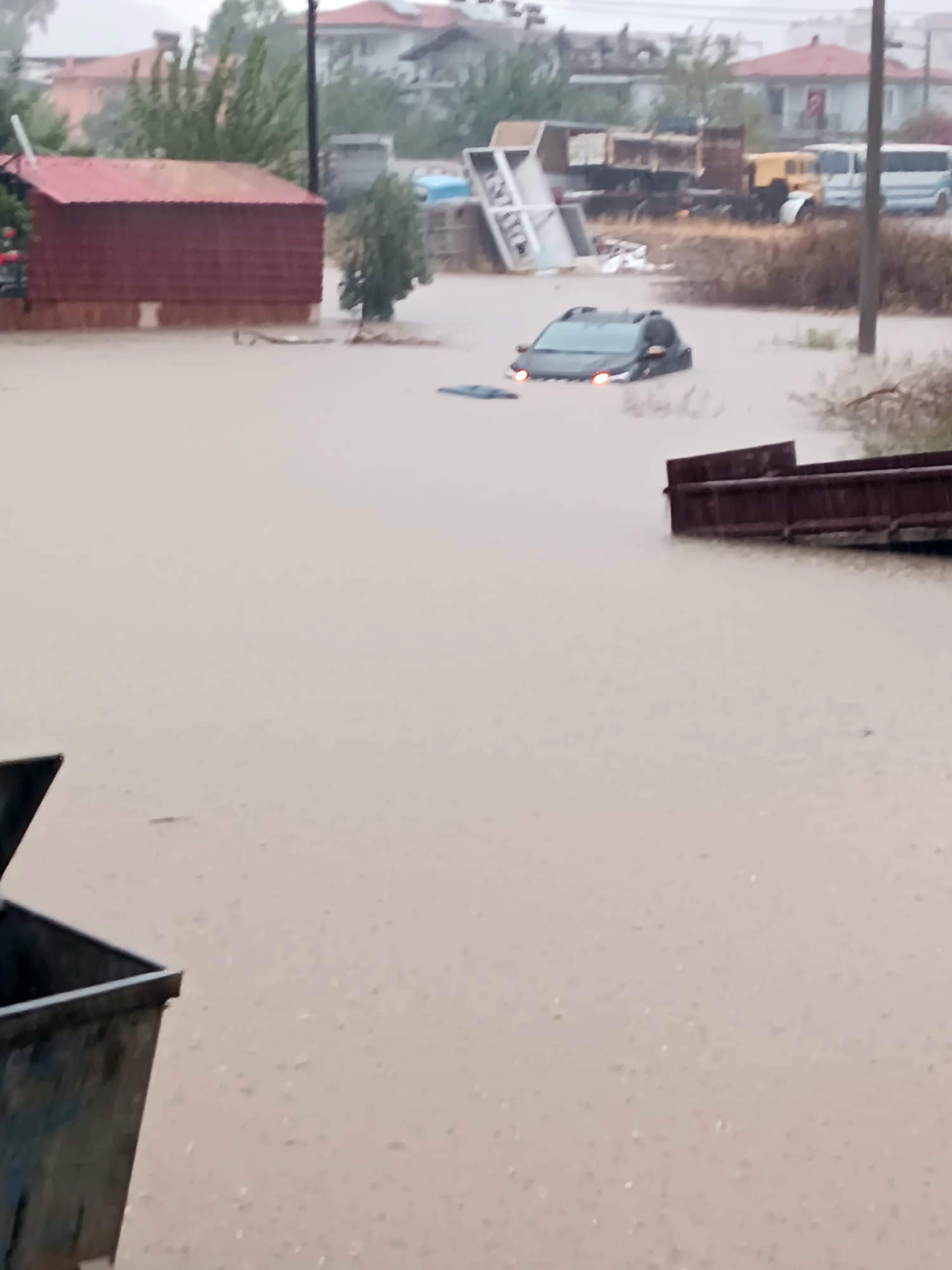 Sağanak Yağış Hayatı Felç Etti, Araçlar Sular Altında Kaldı