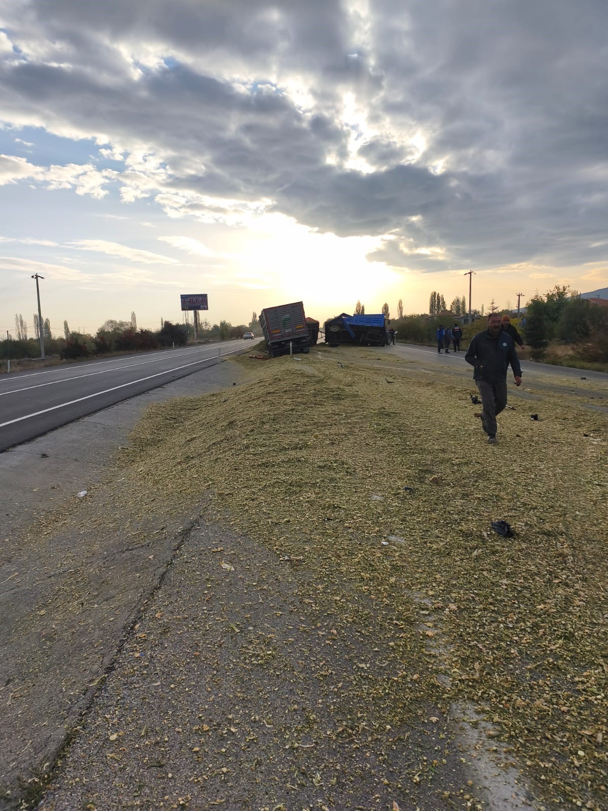 Tır Traktöre Çarptı (3)