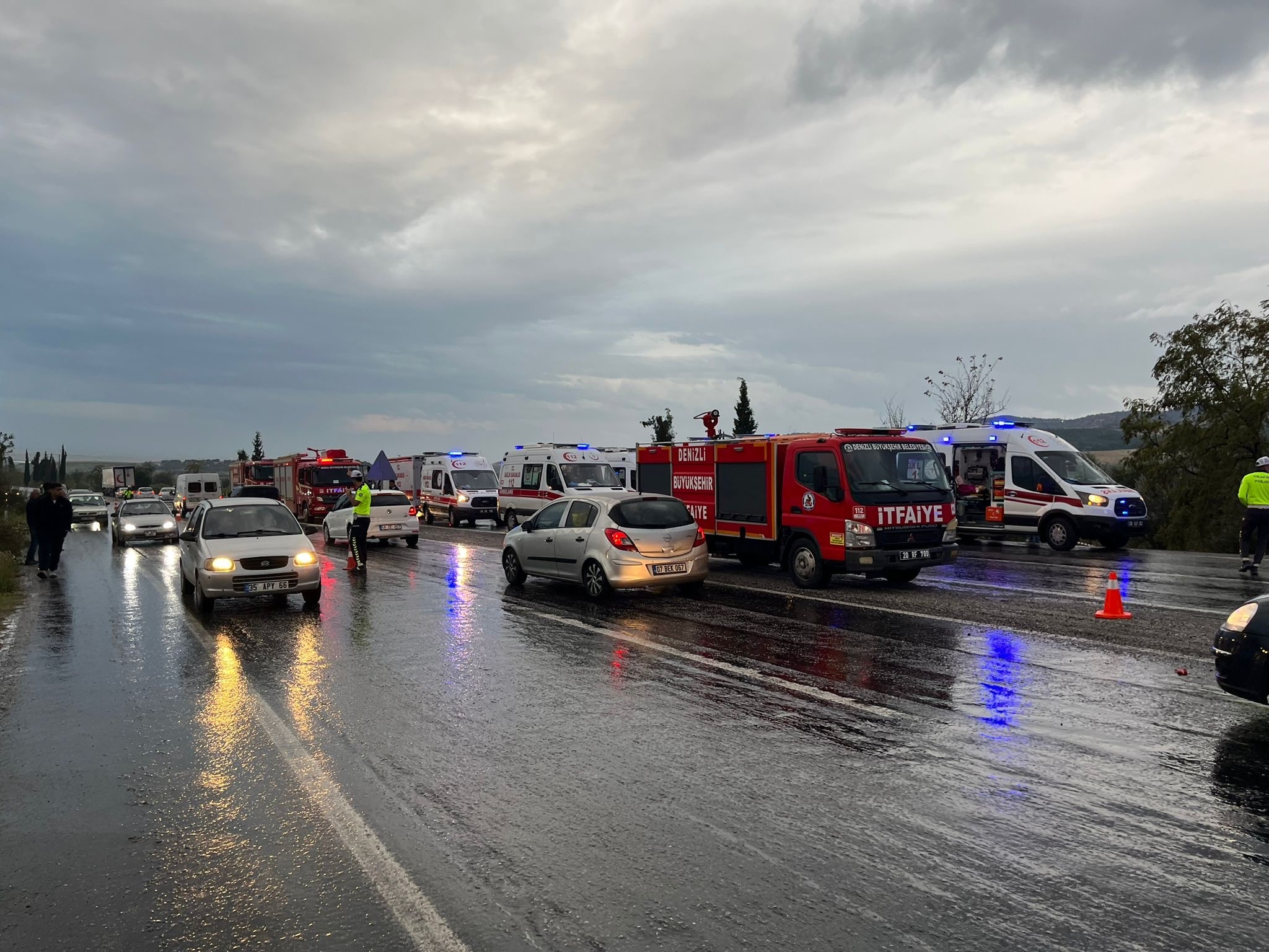 Trafik Kazası Oldu, 2 Ölü, 31 Yaralı (5)