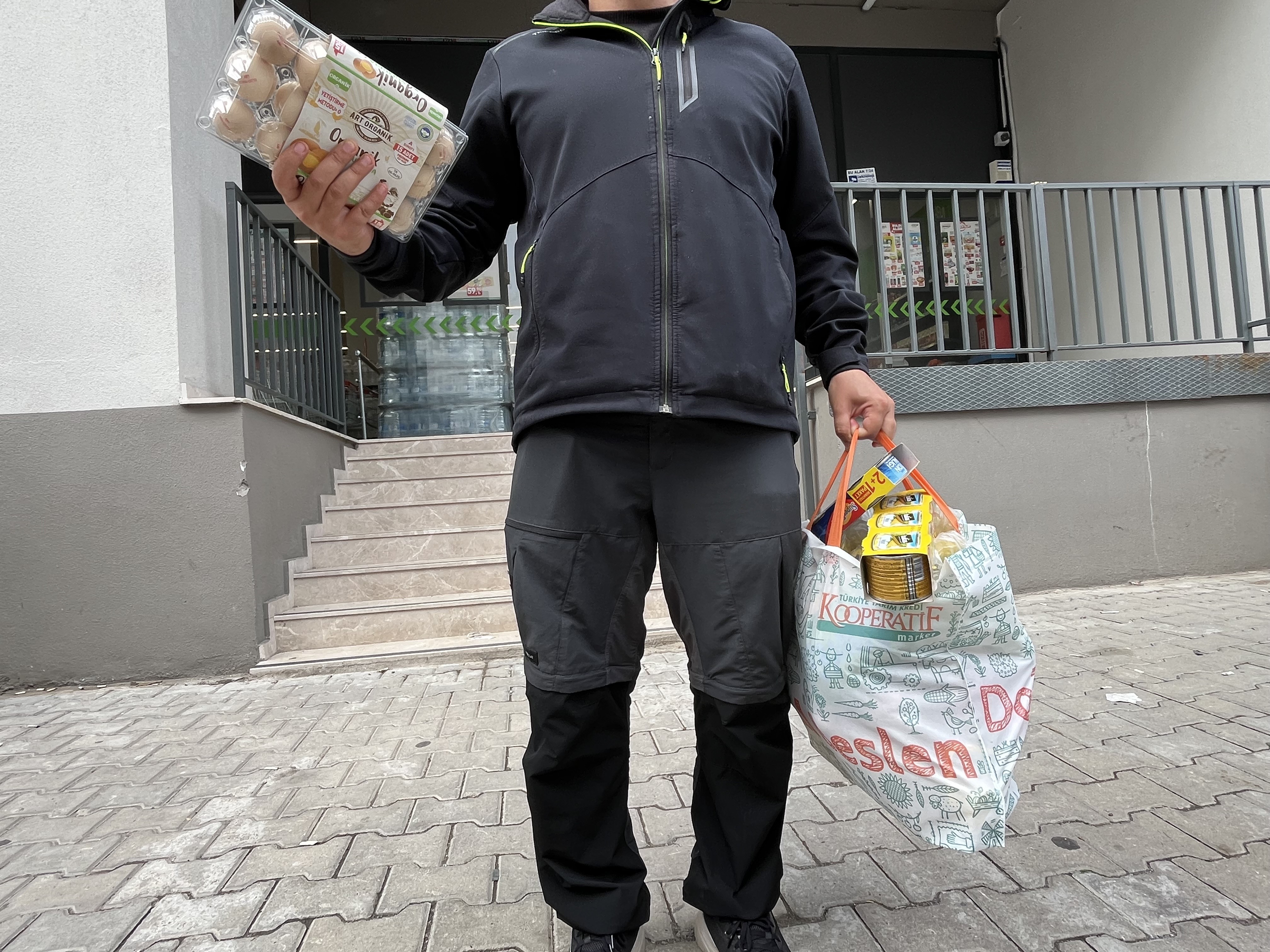 Yetiştirme Yurdunda Büyüdü, Şimdi Yardıma Muhtaç Çocuklara Yardım Ediyor (4)