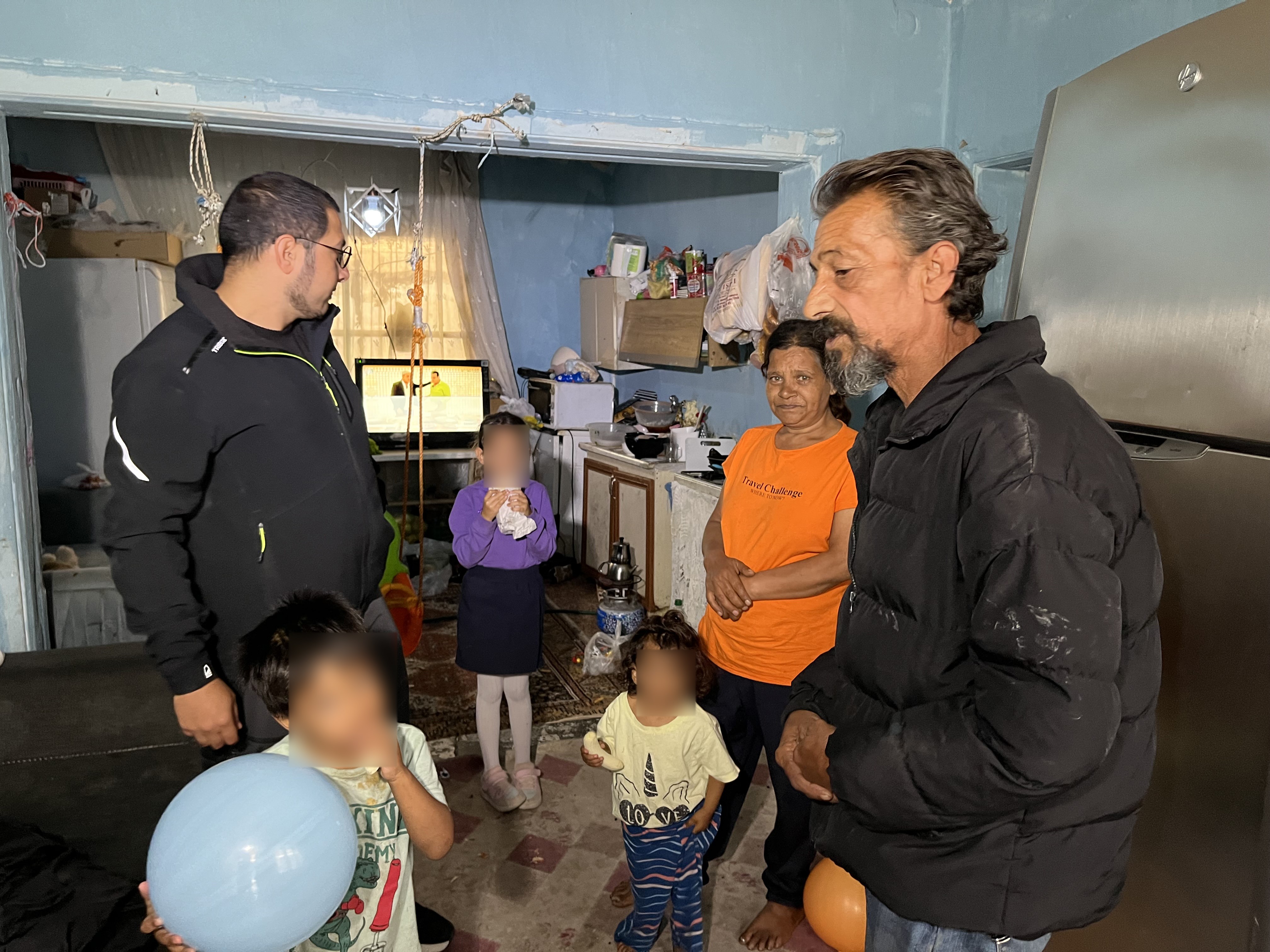 Yetiştirme Yurdunda Büyüdü, Şimdi Yardıma Muhtaç Çocuklara Yardım Ediyor (5)