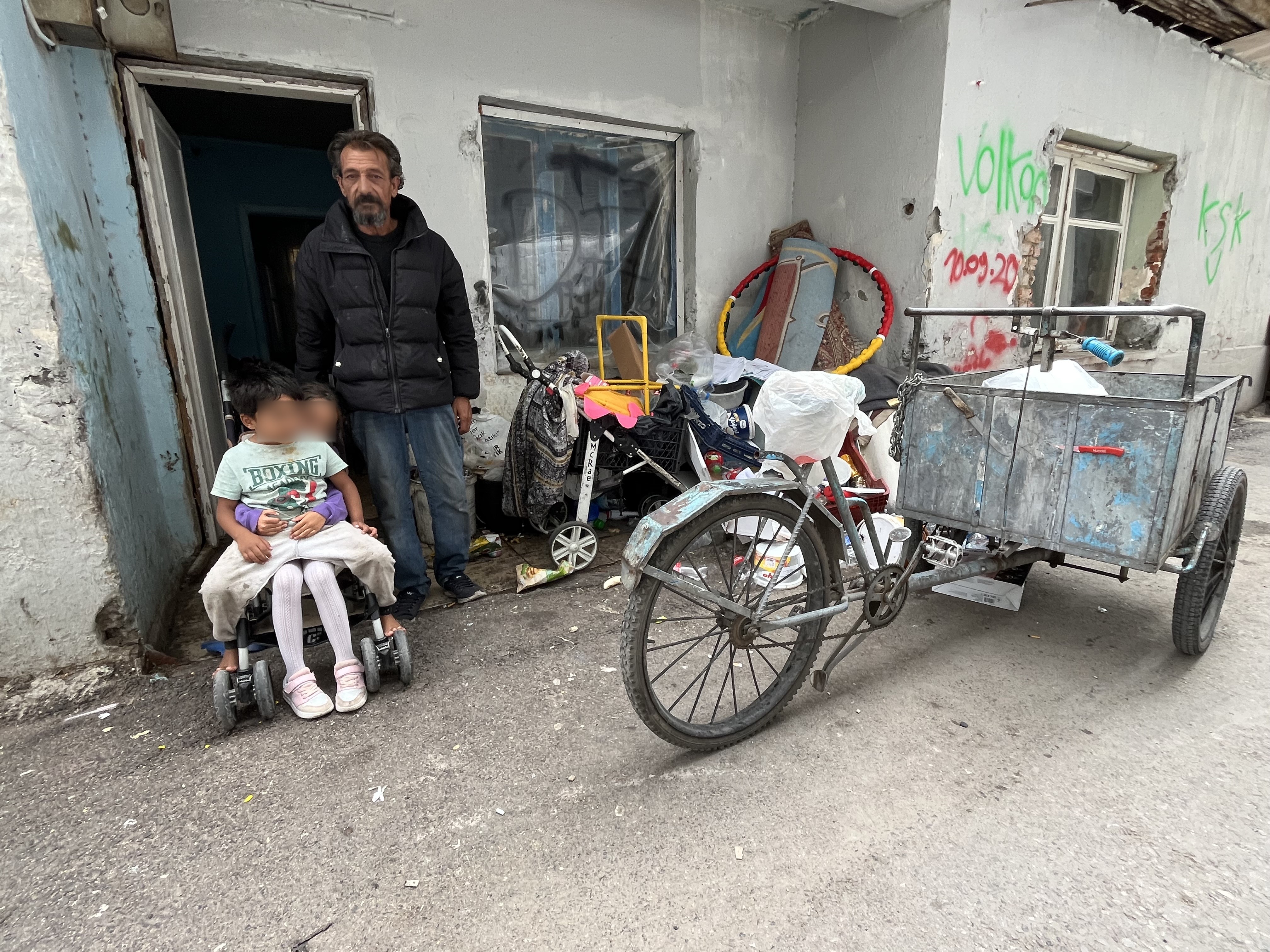 Yetiştirme Yurdunda Büyüdü, Şimdi Yardıma Muhtaç Çocuklara Yardım Ediyor (7)