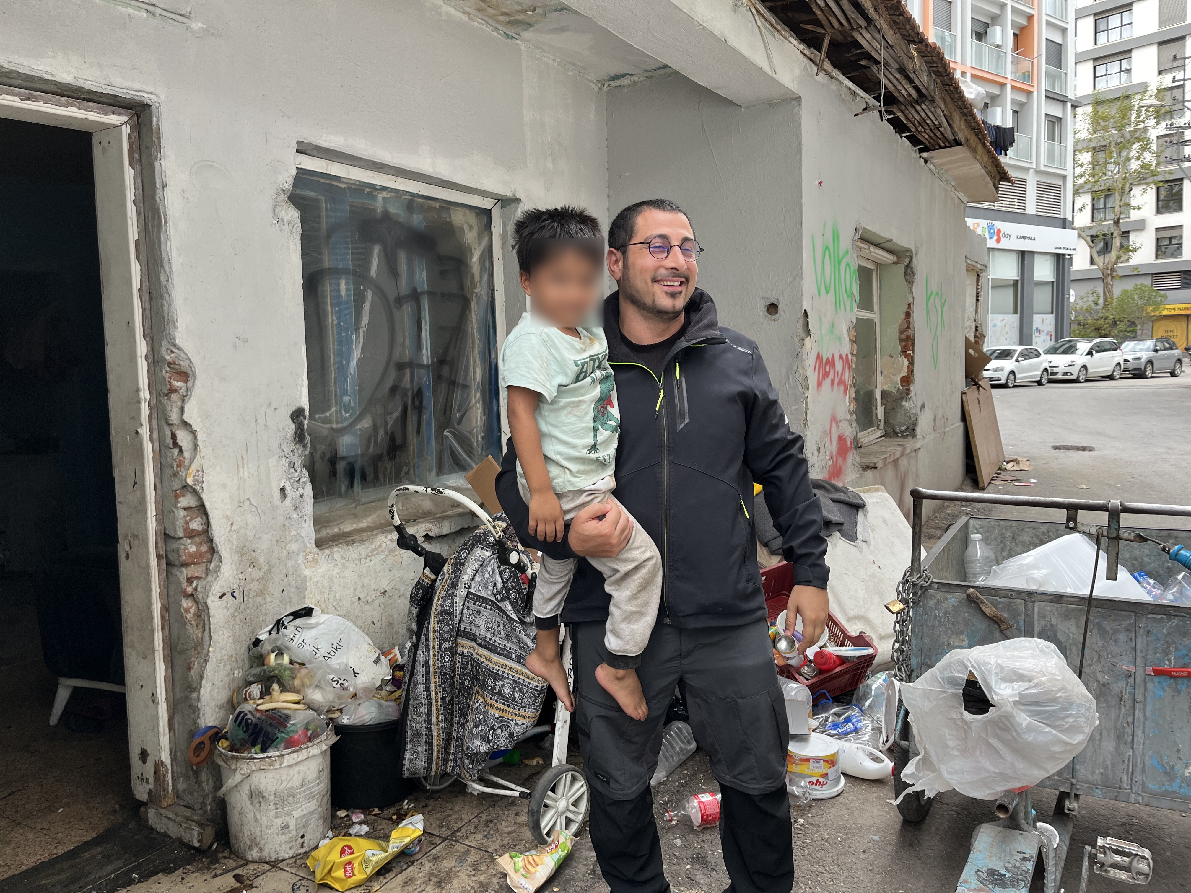 Yetiştirme Yurdunda Büyüdü, Şimdi Yardıma Muhtaç Çocuklara Yardım Ediyor (8)