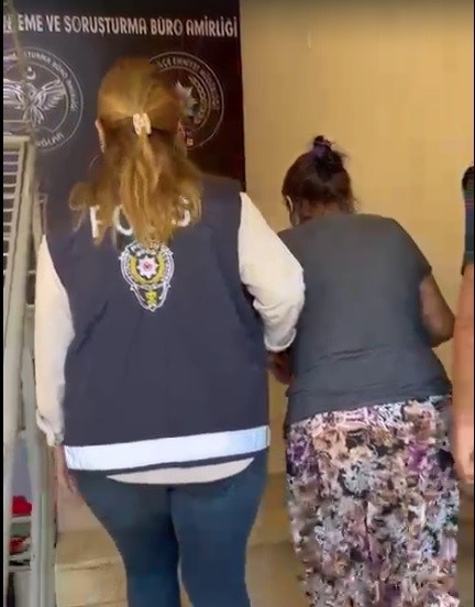 Yüzünü Şal Ve Maskeyle Gizlemeye Çalışırken Yakalandı