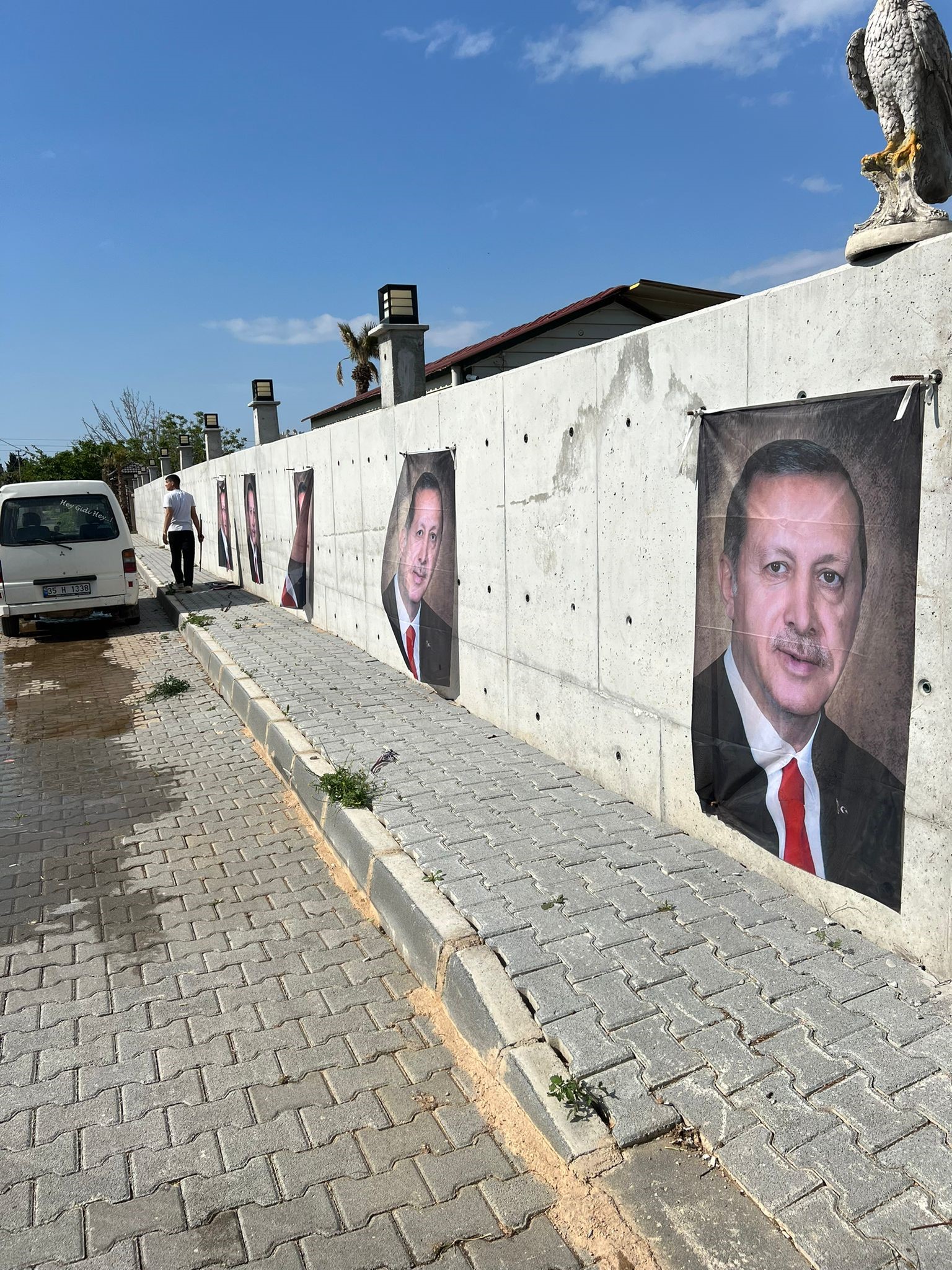 Ak Parti İlçe Başkanı, Erdoğan Sevgisini Evinin Duvarına Taşıdı (3)