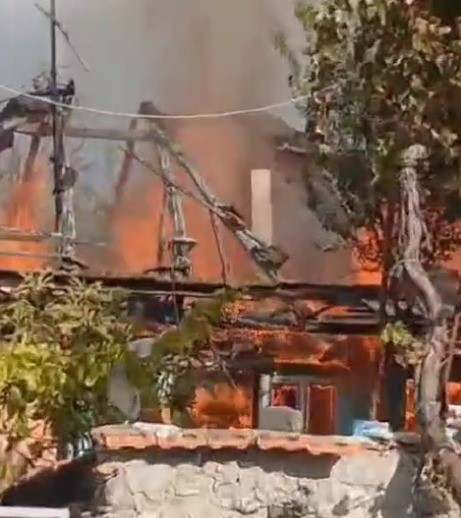 Alevlerin Sardığı Ev Kullanılamaz Hale Geldi (2)