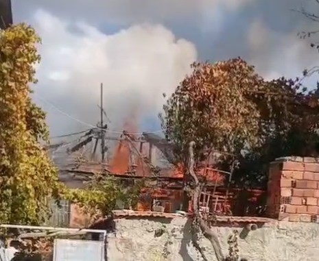 Alevlerin Sardığı Ev Kullanılamaz Hale Geldi (3)