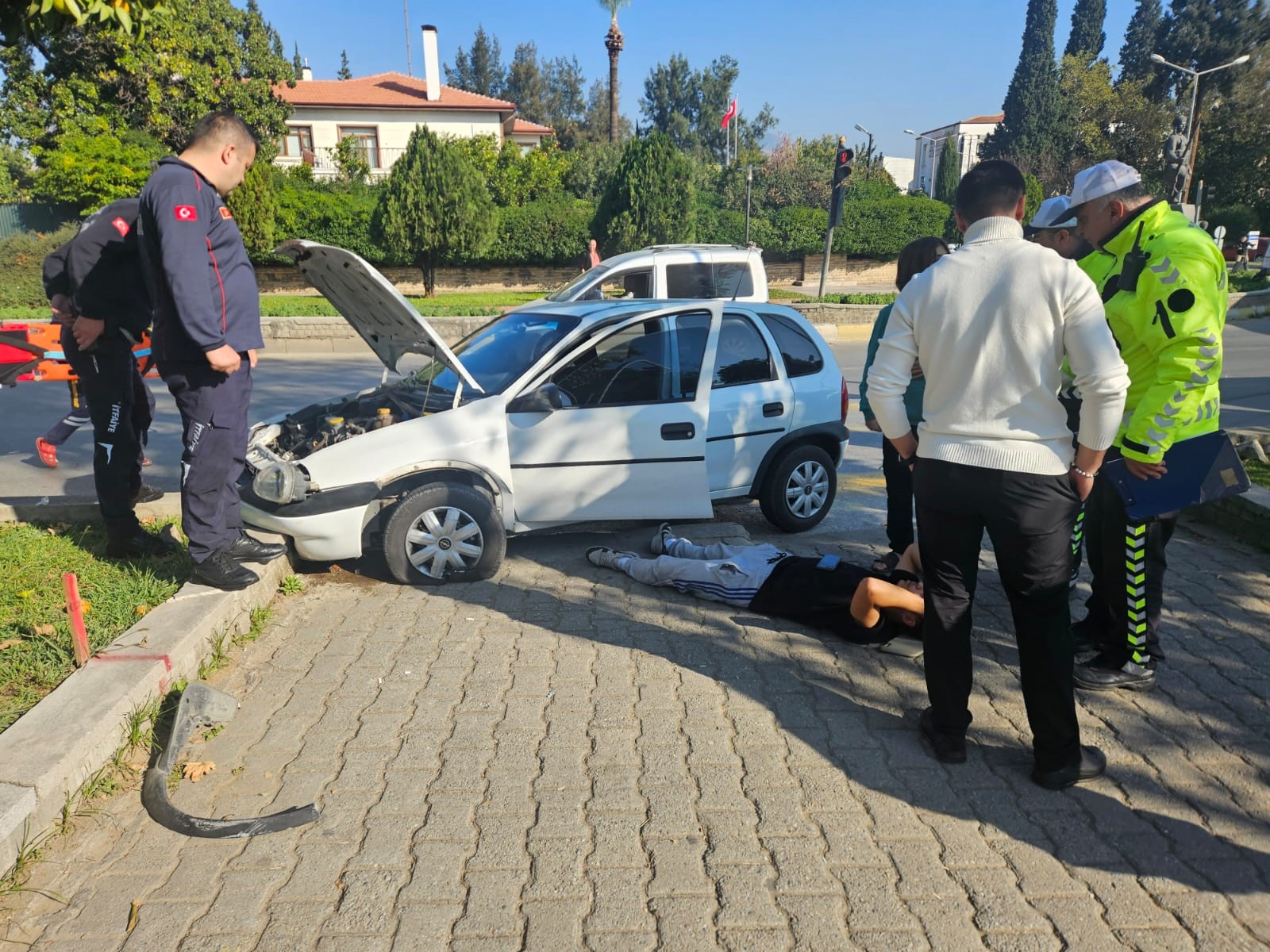 Aydın’da Ehliyetsiz Sürücü Refüje Çıktı (1)